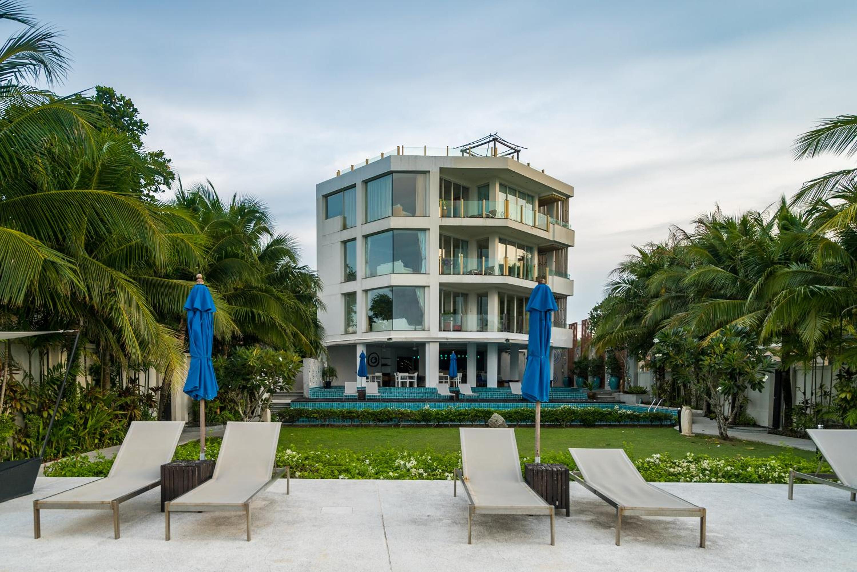 Bright beachfront retreat in Bang Tao
