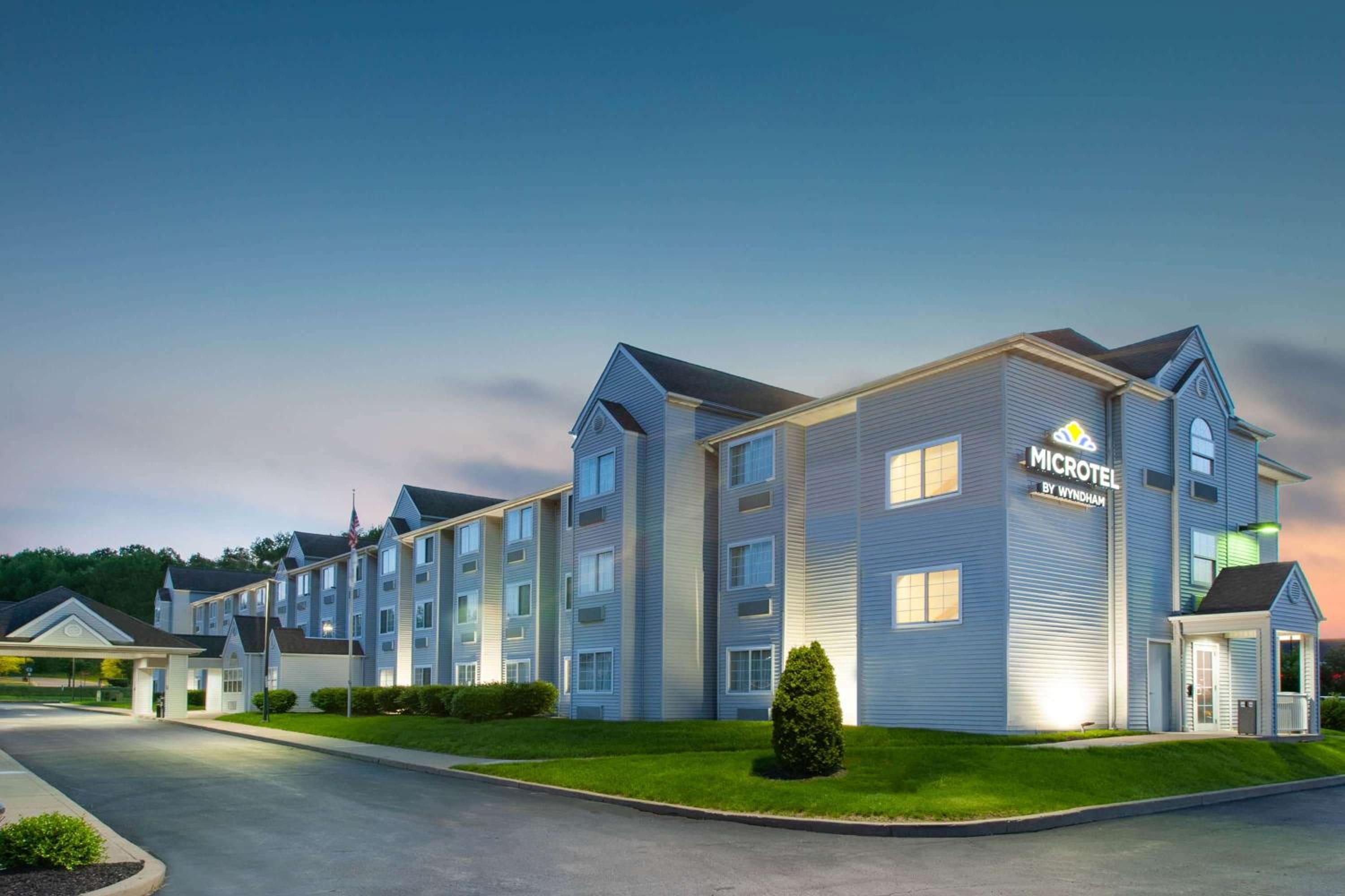 Hotel Microtel Inn & Suites by Wyndham Pittsburgh Airport - Image 1