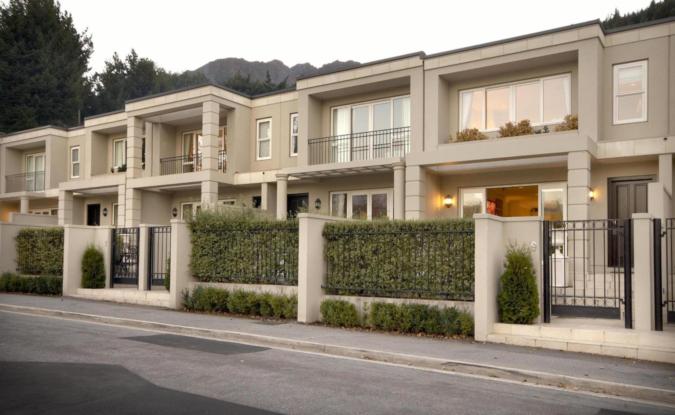 Esplanade Queenstown by Staysouth