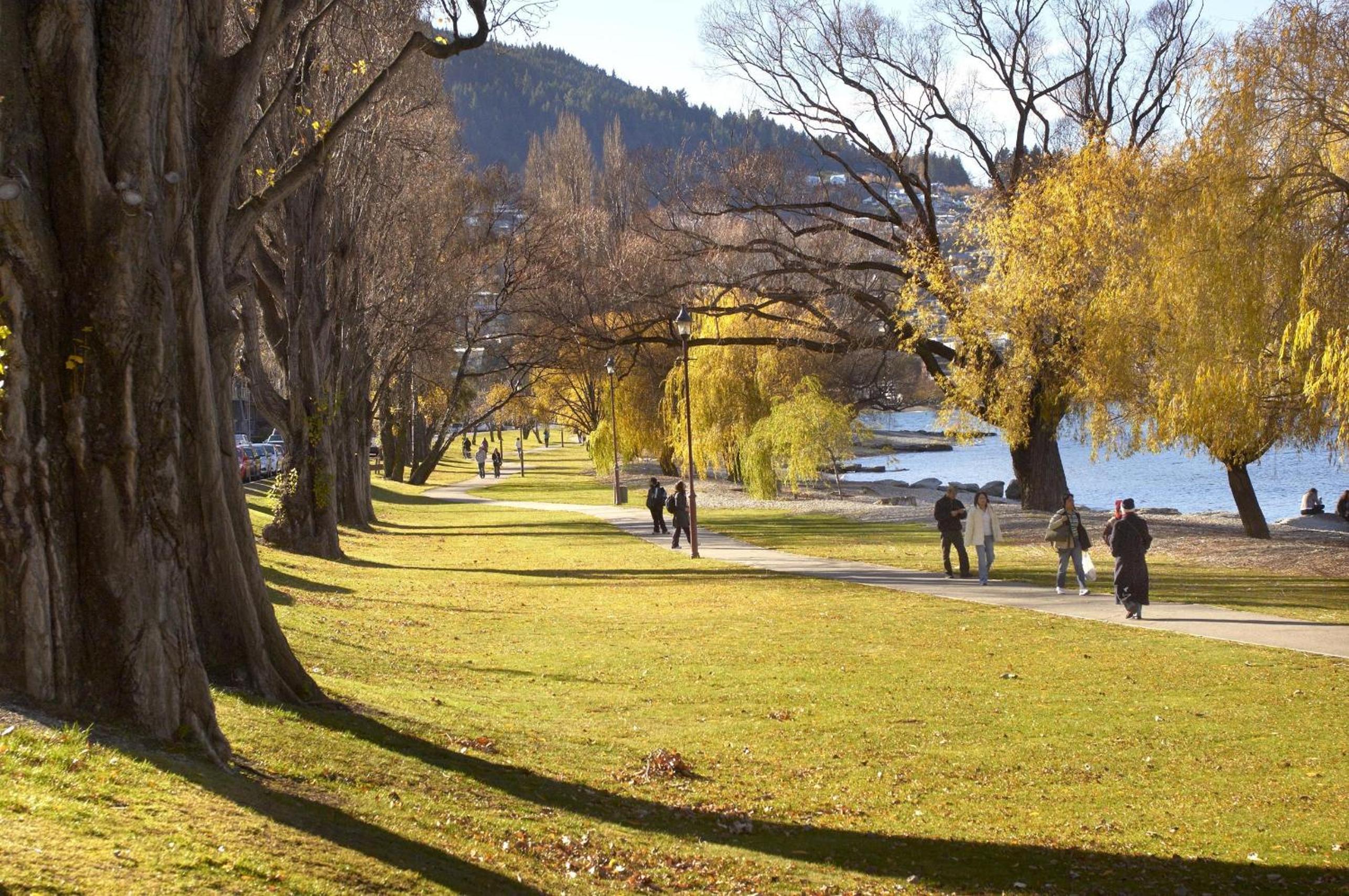 Esplanade Queenstown by Staysouth