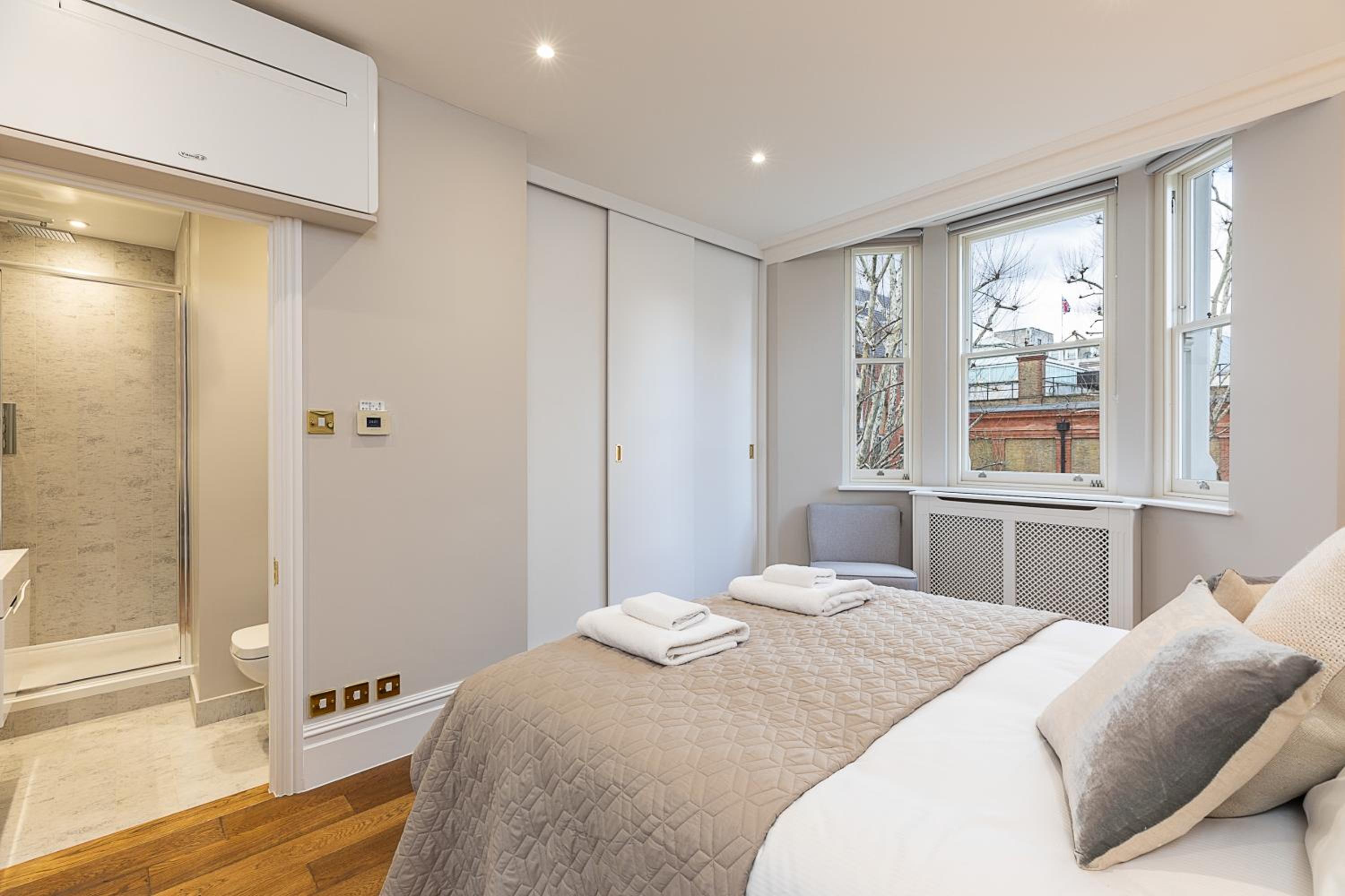 Astonishing flats near Mayfair & Piccadilly Circus