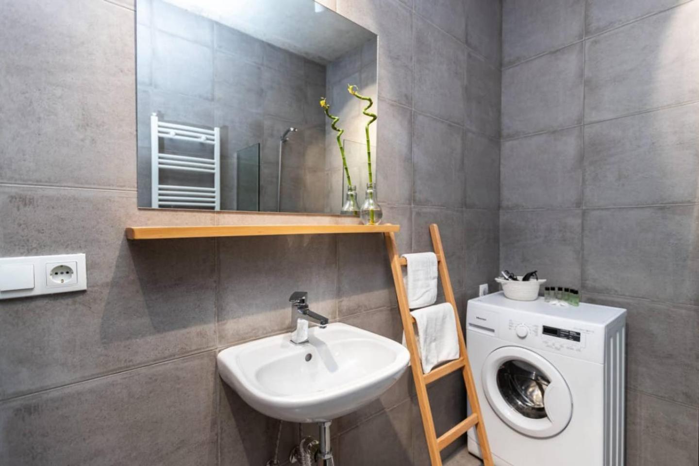 Wehost Apartment Close to Agmashenebeli view 4