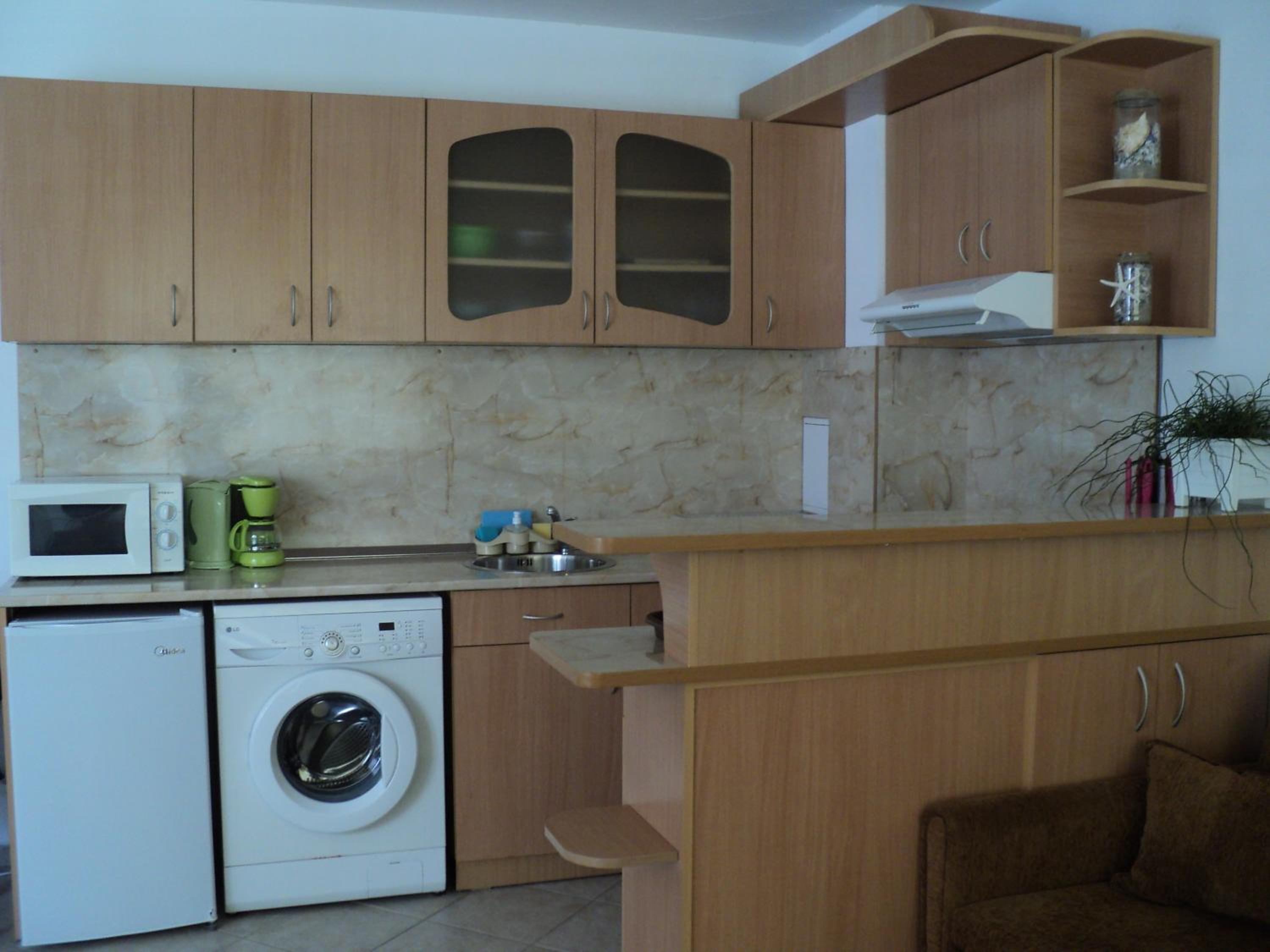Meni Apartments and Guest Rooms