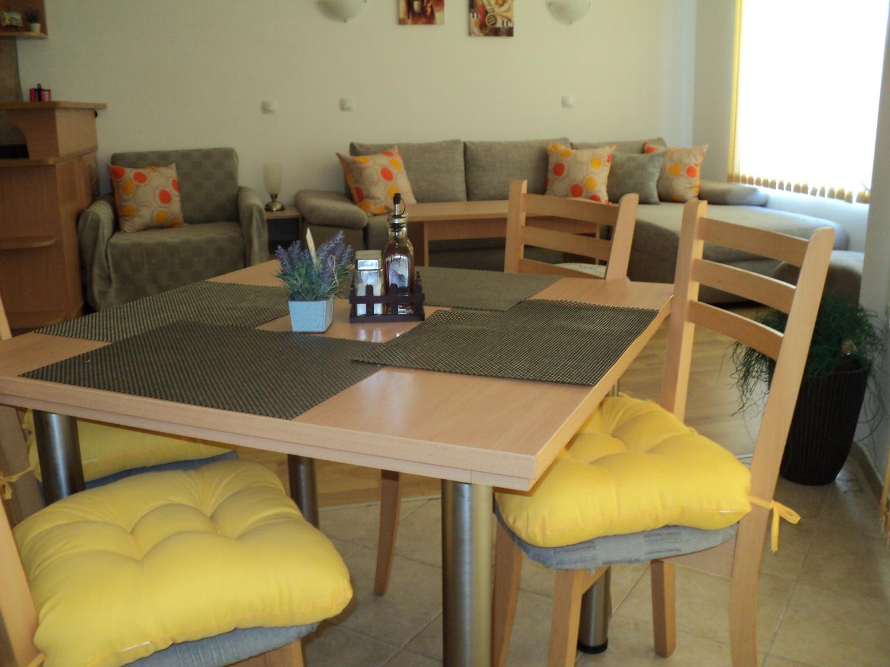 Meni Apartments and Guest Rooms