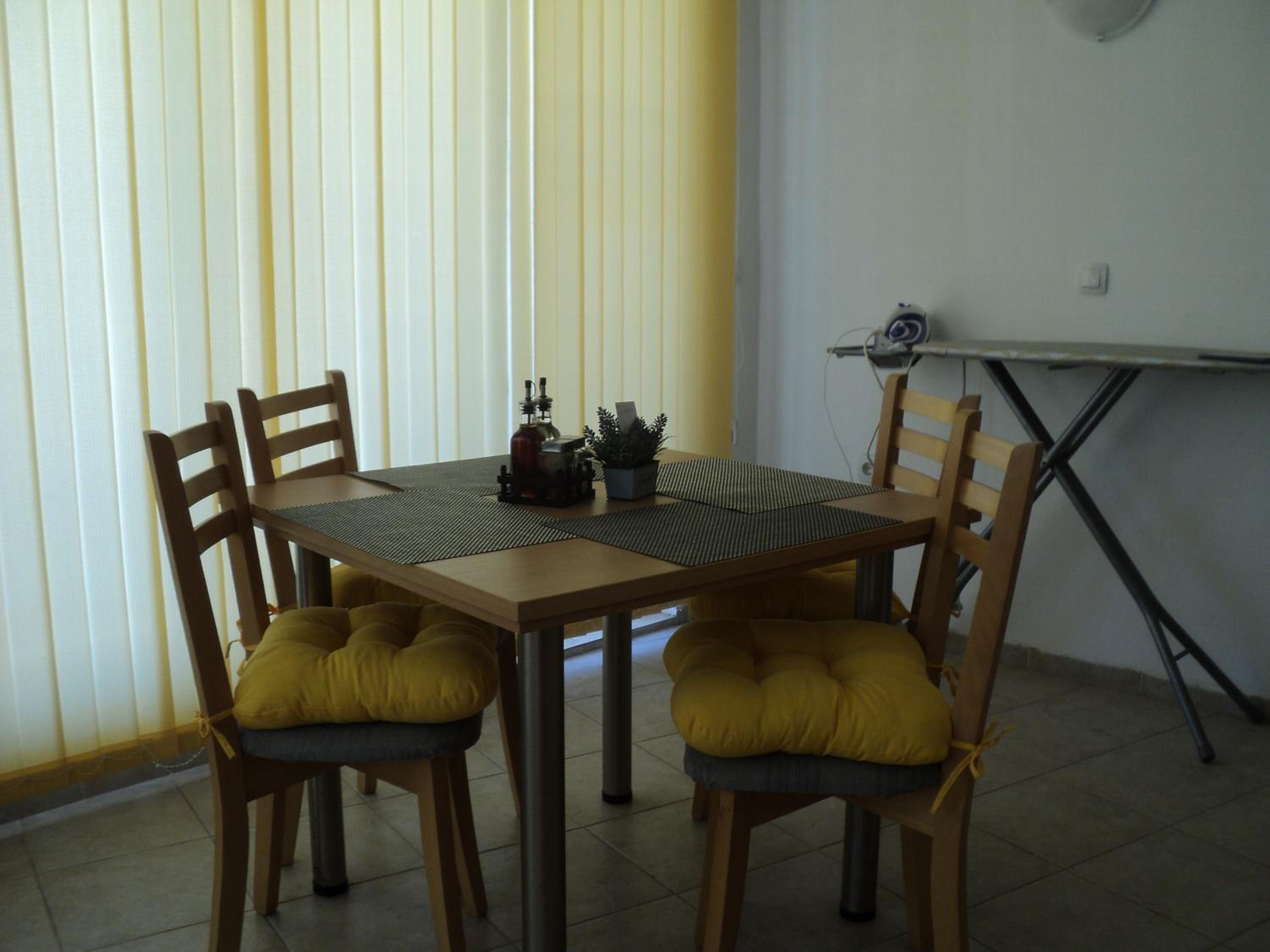 Meni Apartments and Guest Rooms