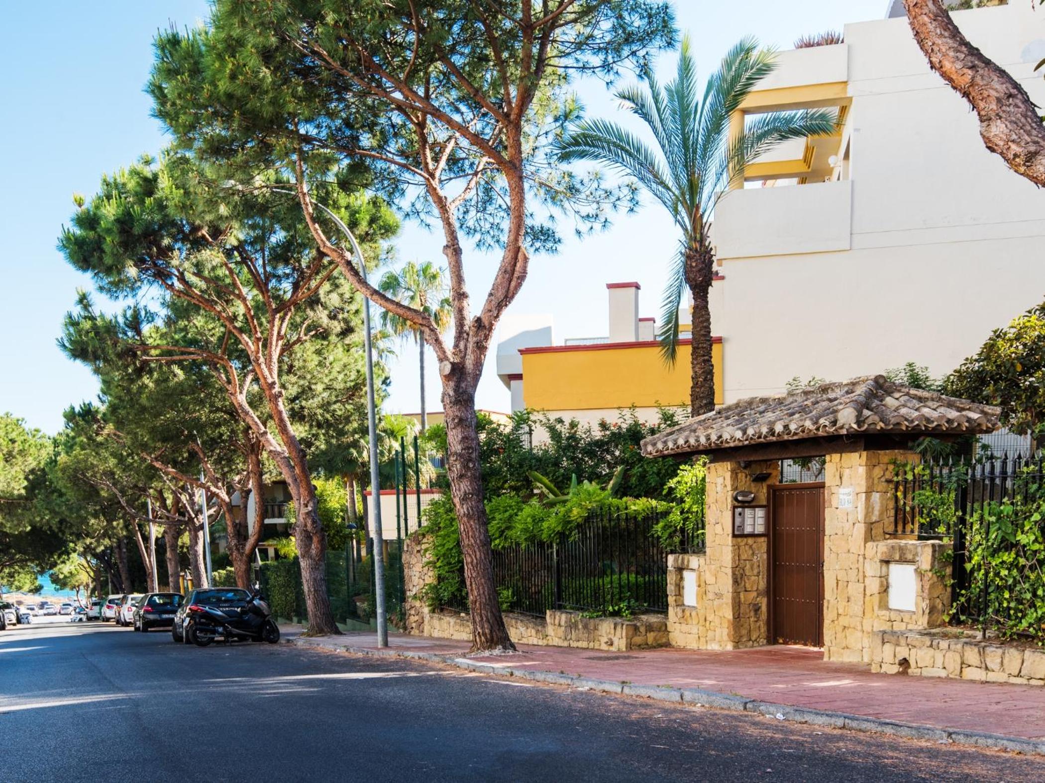 Rentandhomes marbella luxury beach