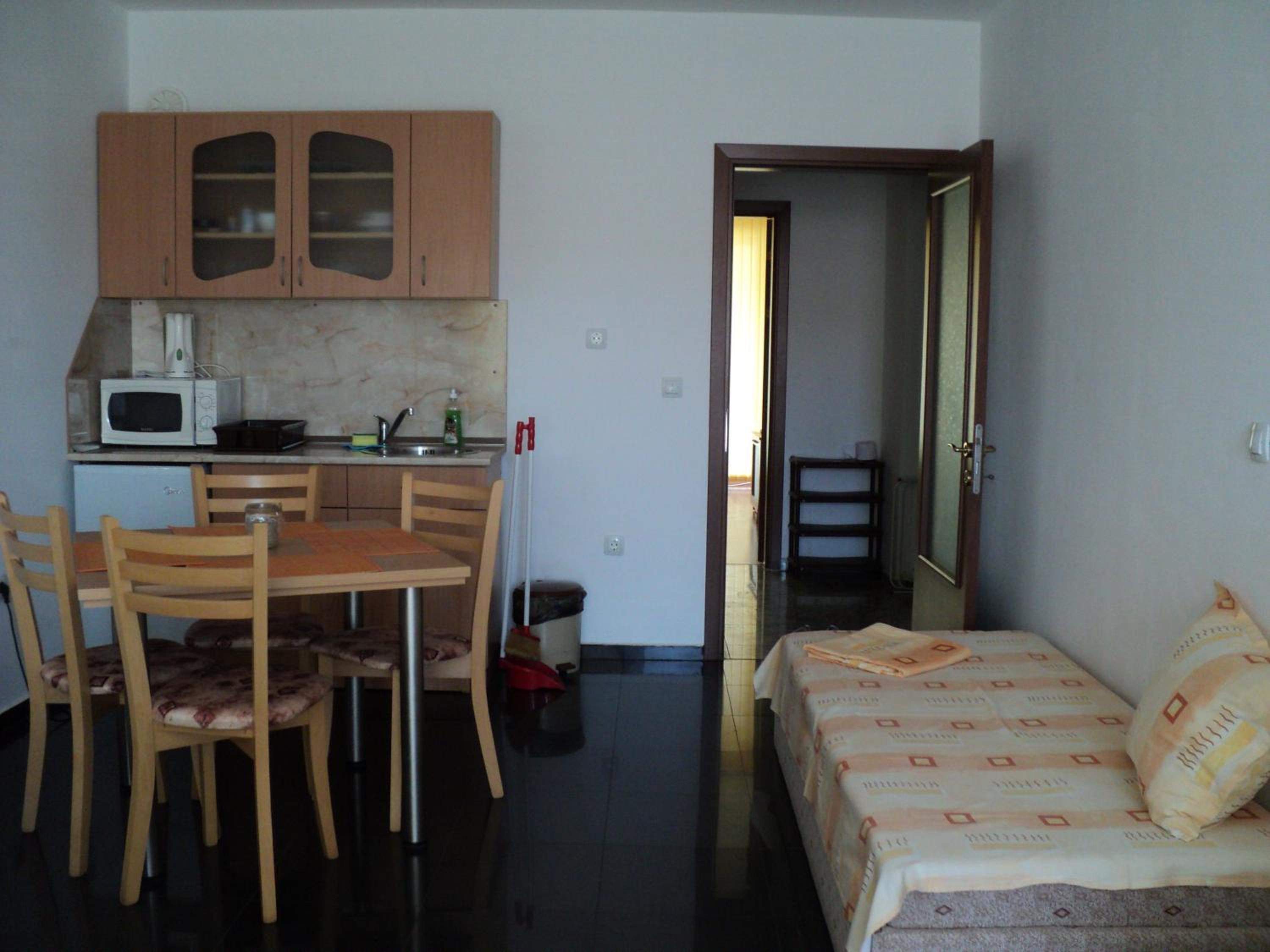 Meni Apartments and Guest Rooms