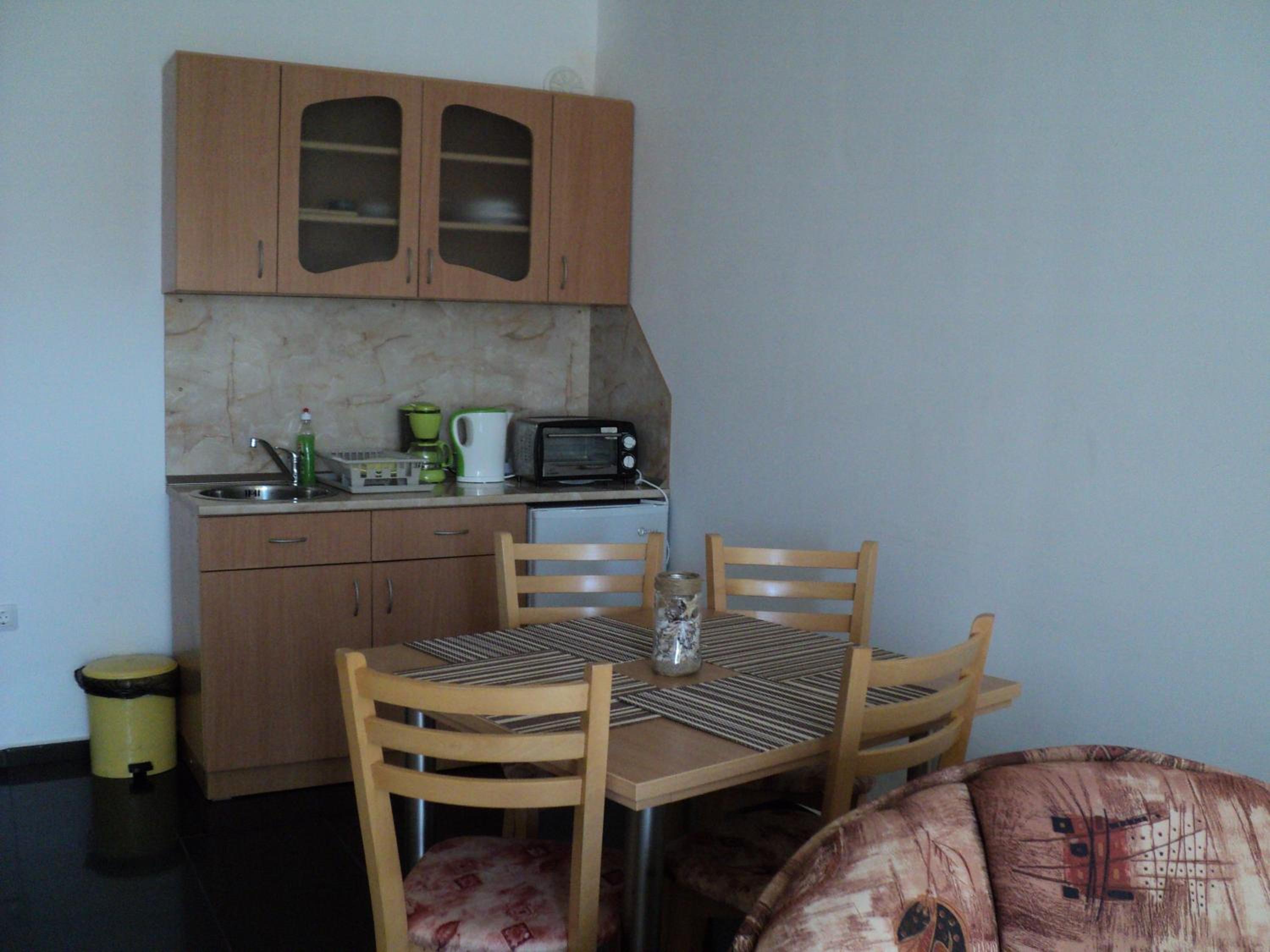 Meni Apartments and Guest Rooms