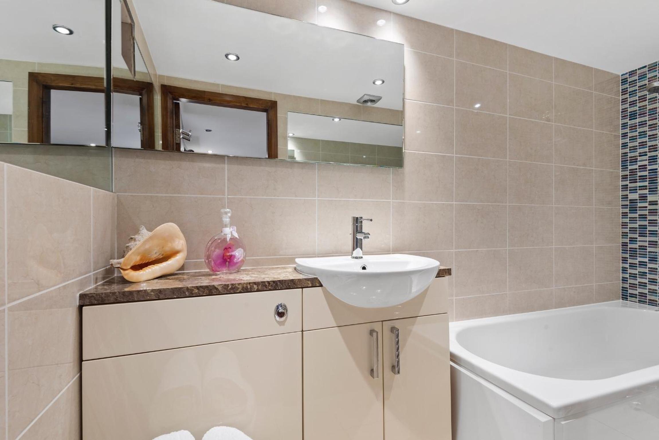 Bright Earl’s Court Apartment- SVA