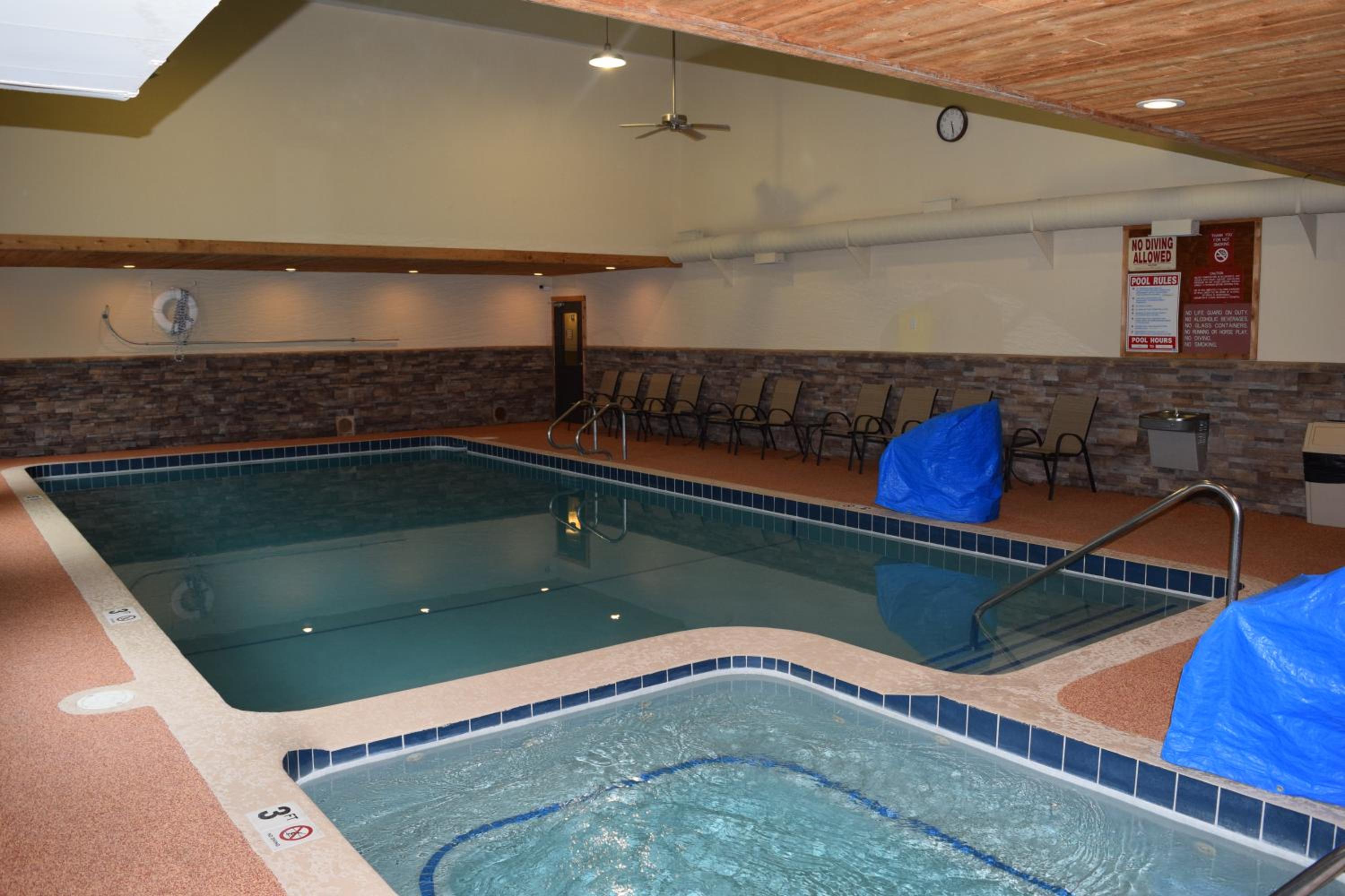 Cadillac Vacations - Days Inn by Wyndham Cadillac - Property Image 3