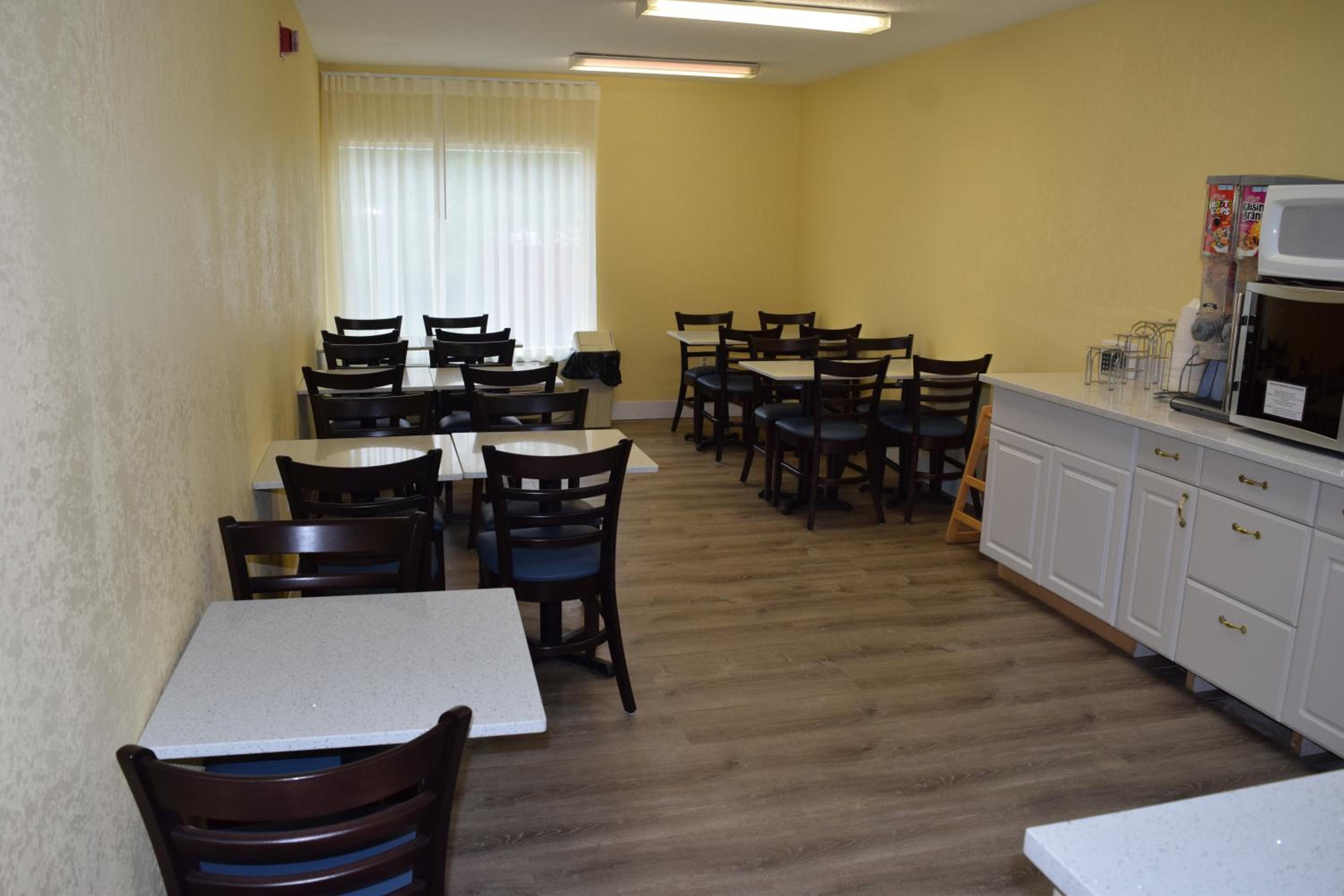Cadillac Vacations - Days Inn by Wyndham Cadillac - Property Image 41