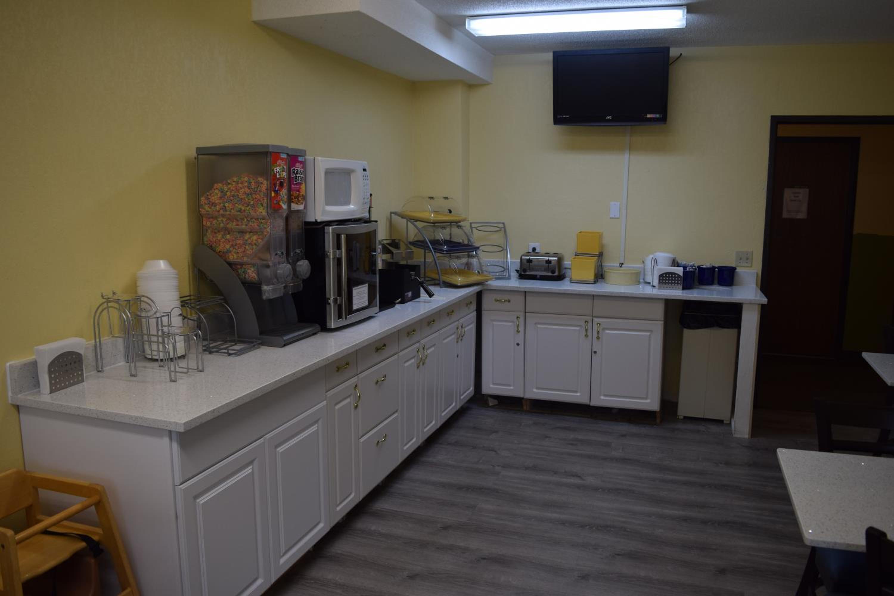 Cadillac Vacations - Days Inn by Wyndham Cadillac - Property Image 4