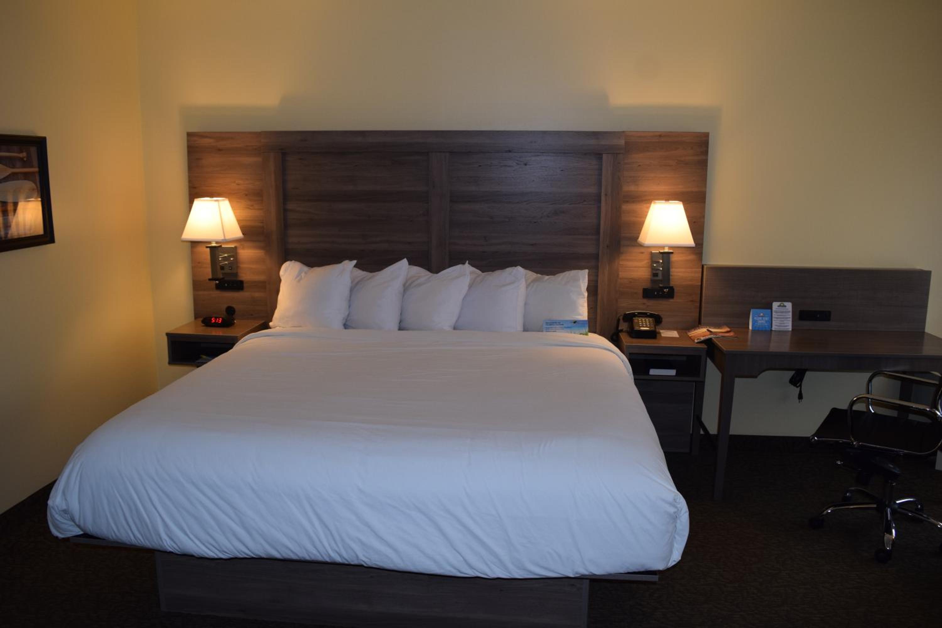 Cadillac Vacations - Days Inn by Wyndham Cadillac - Property Image 38