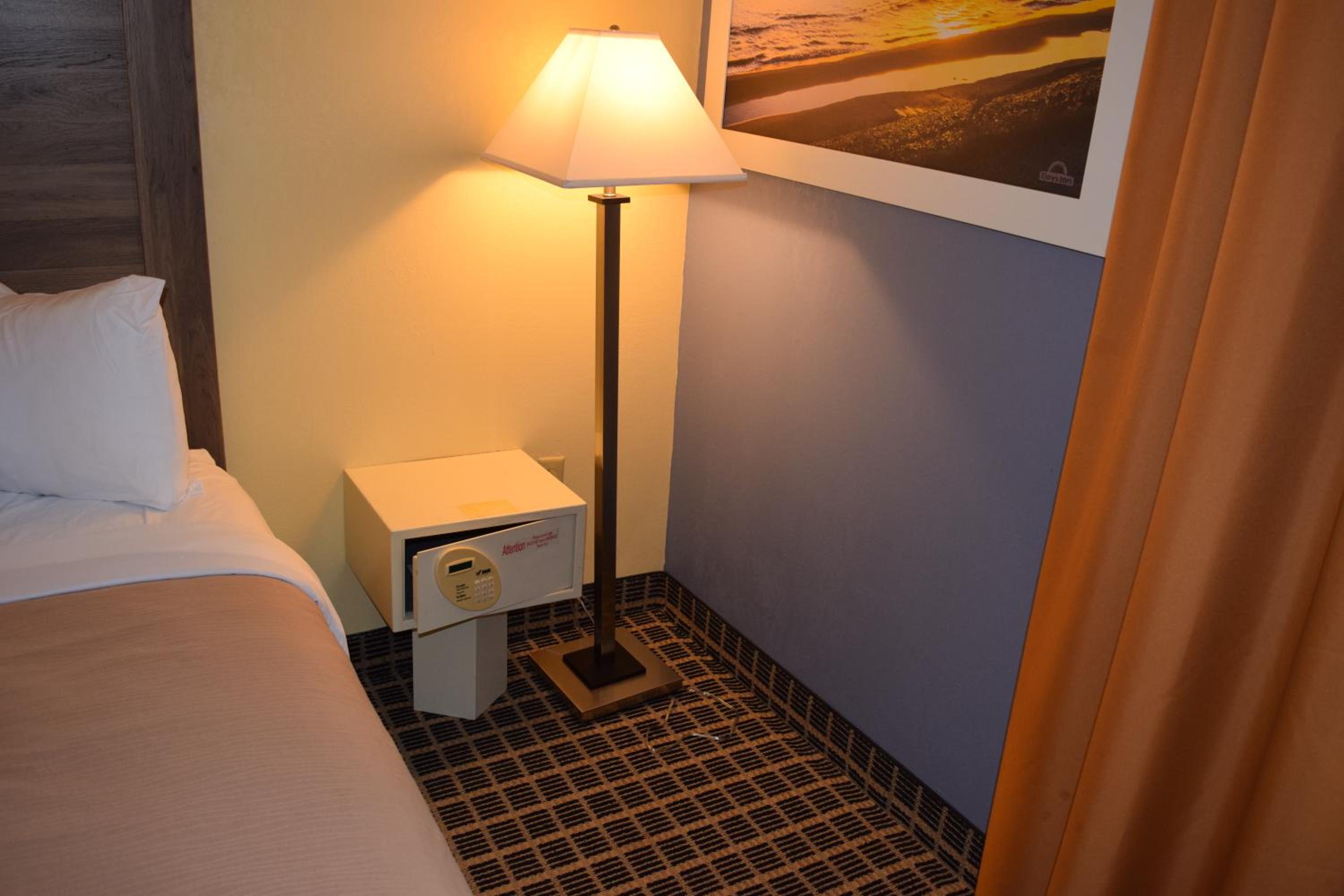 Cadillac Vacations - Days Inn by Wyndham Cadillac - Property Image 43