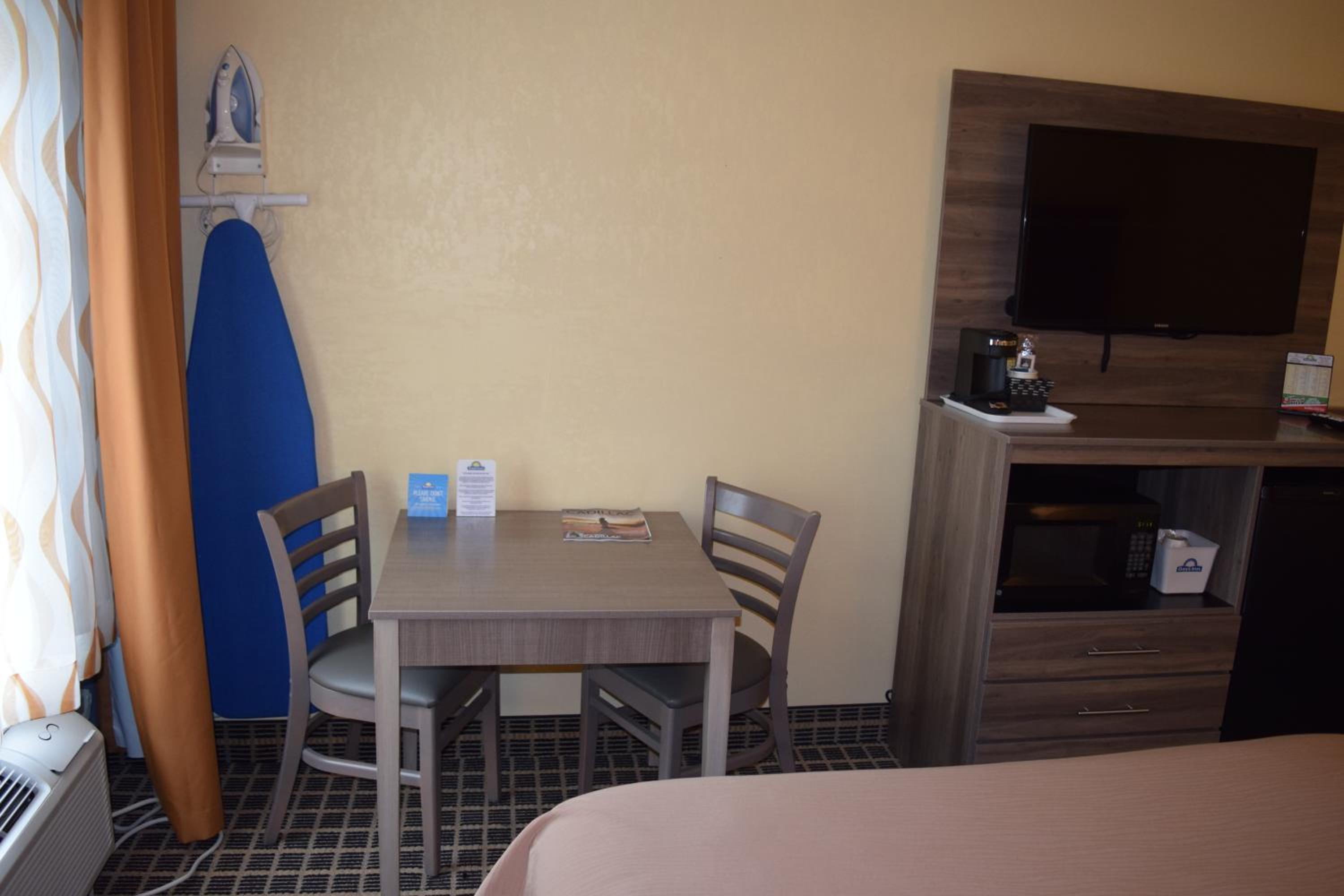 Cadillac Vacations - Days Inn by Wyndham Cadillac - Property Image 44