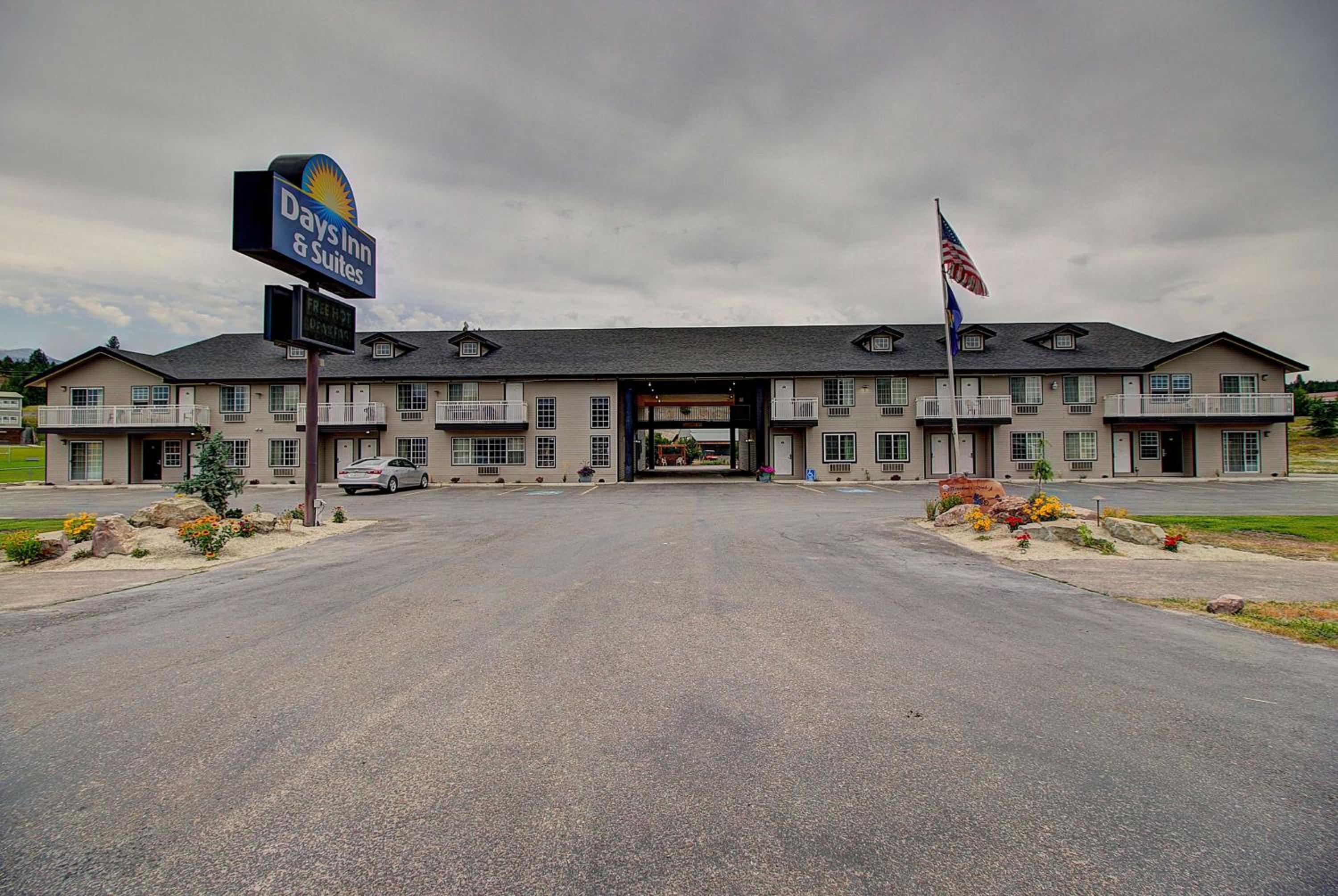 Hotel Days Inn & Suites by Wyndham Lolo - Image 1