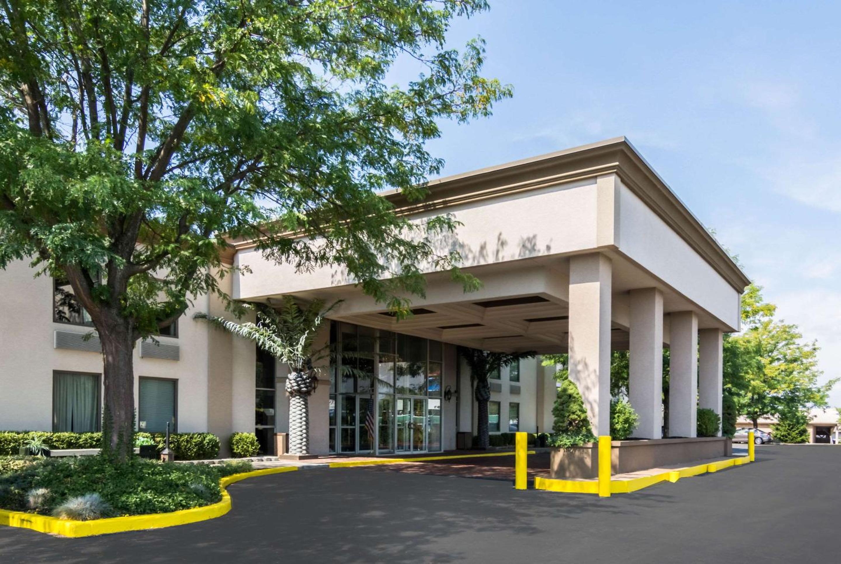 Hagerstown Vacations - Plaza Inn Suites - Property Image 17