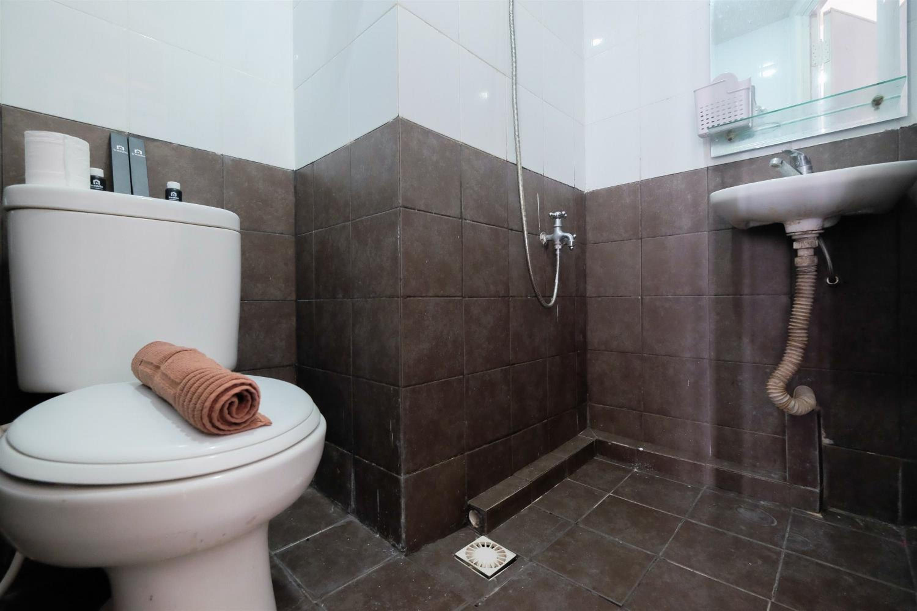 Homey and Relaxing 2BR Green Pramuka City Apartment By Travelio, Yakarta - 13
