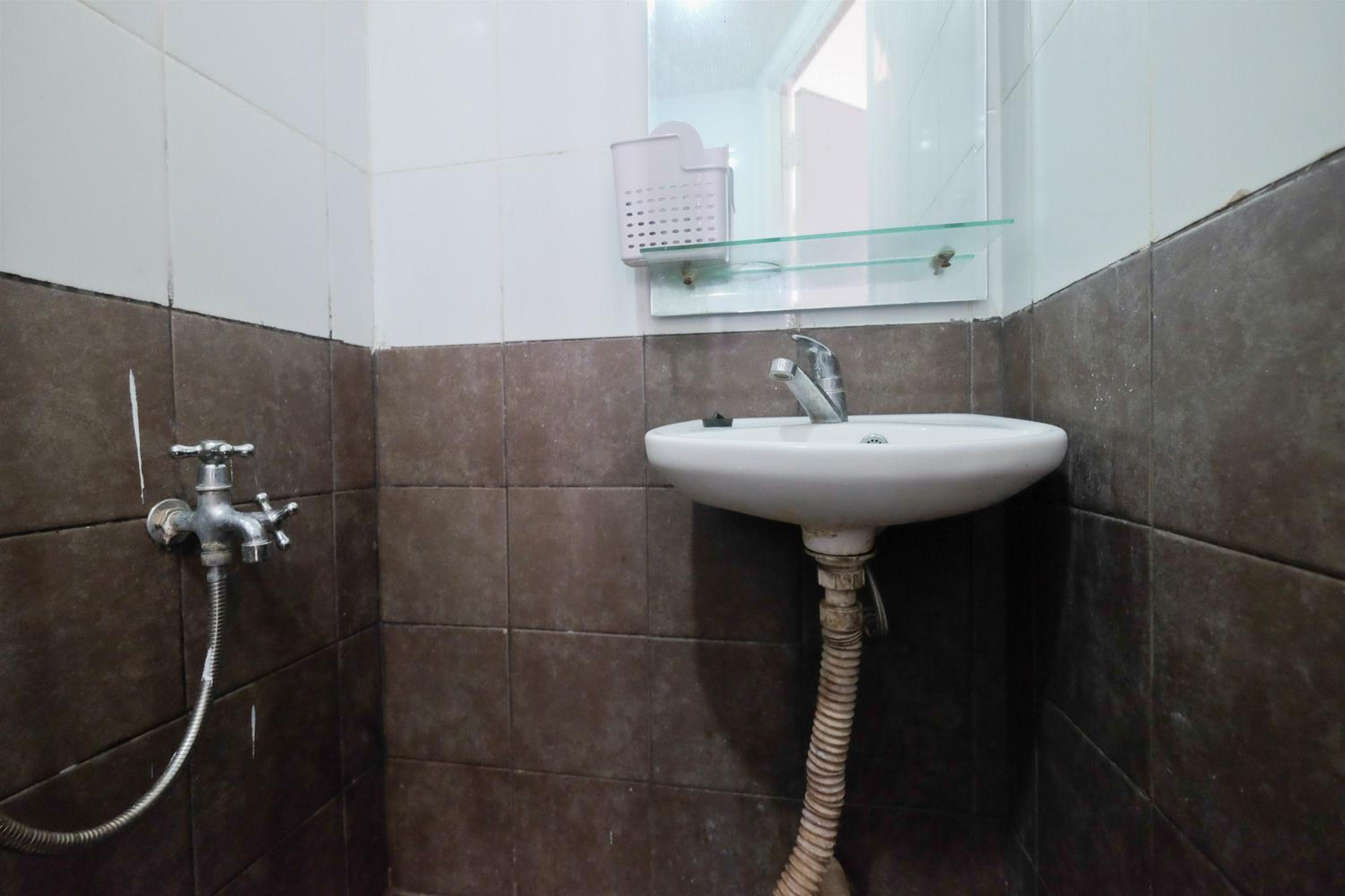 Homey and Relaxing 2BR Green Pramuka City Apartment By Travelio, Yakarta - 12