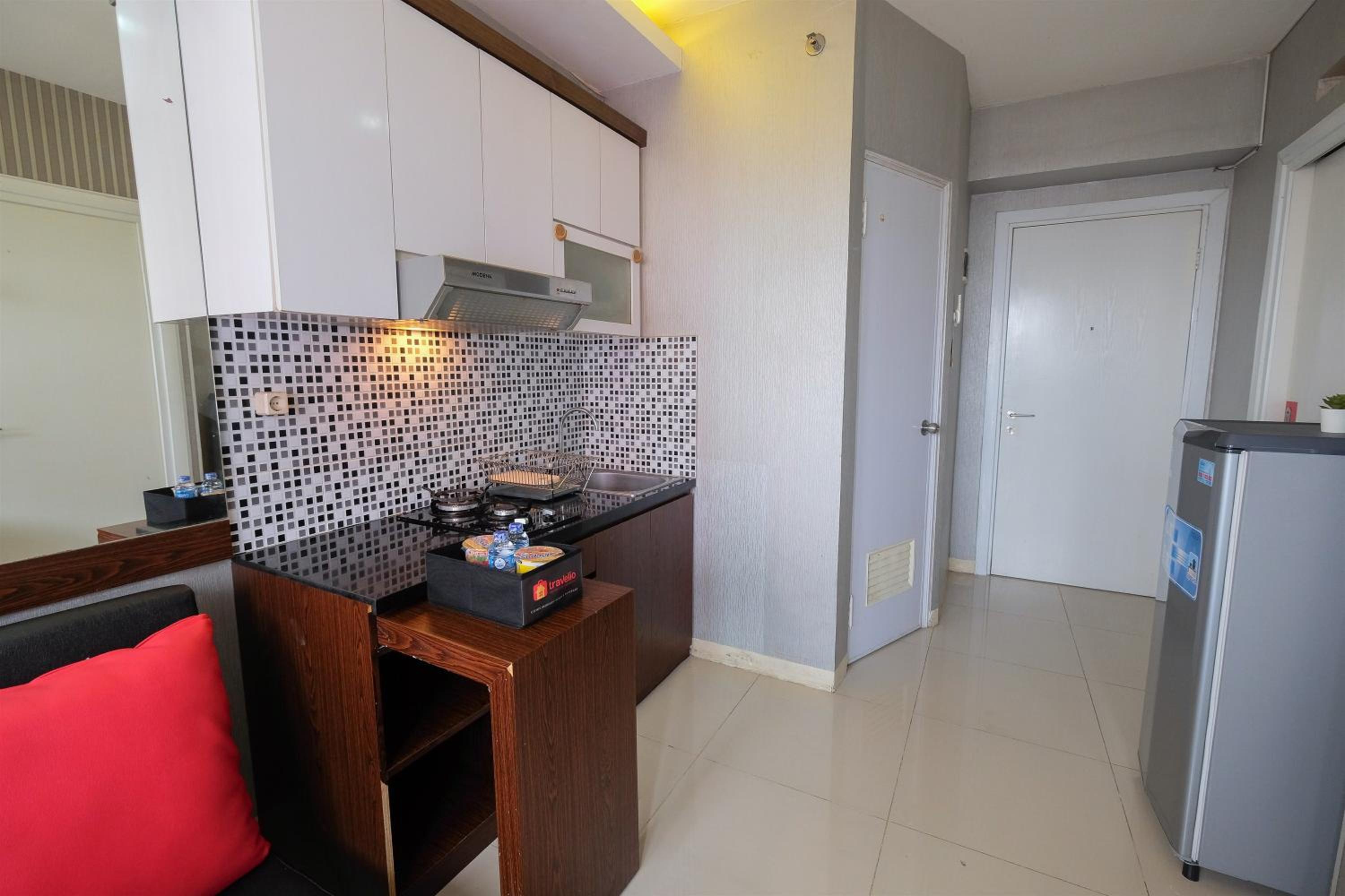 Homey and Relaxing 2BR Green Pramuka City Apartment By Travelio, Yakarta - 14
