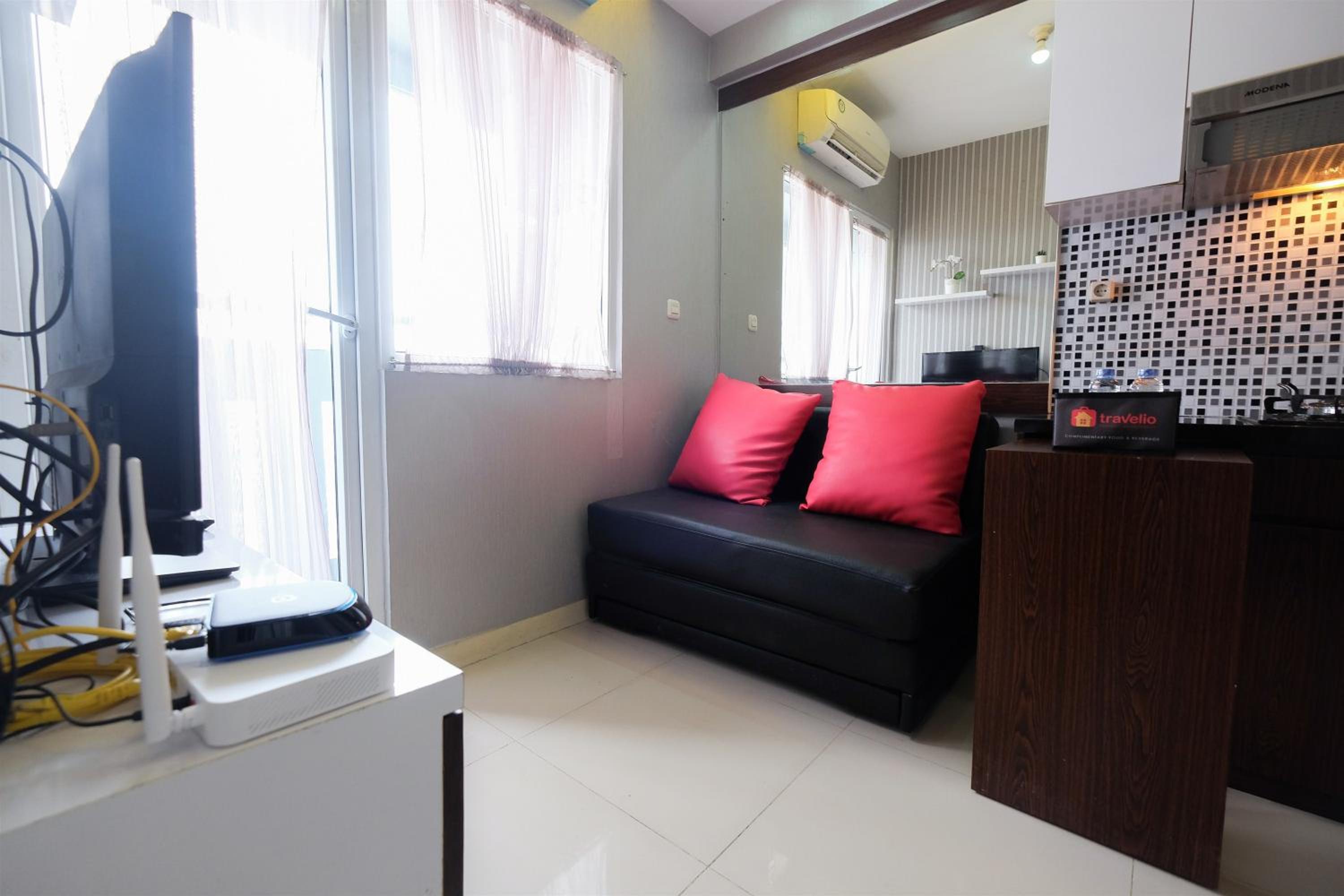 Homey and Relaxing 2BR Green Pramuka City Apartment By Travelio, Yakarta - 11