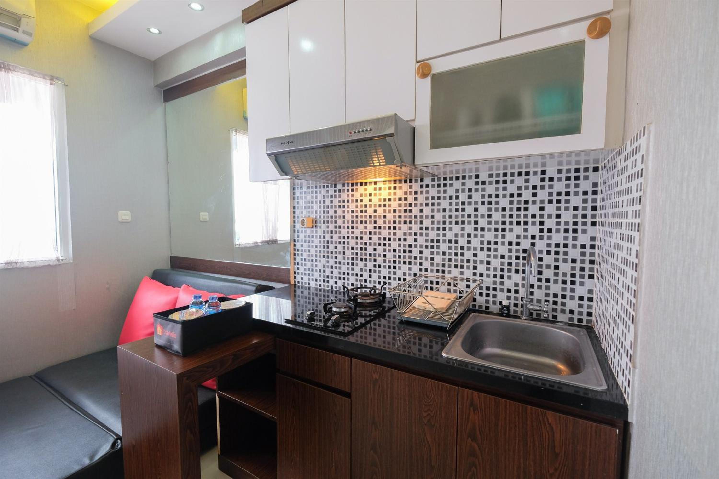 Homey and Relaxing 2BR Green Pramuka City Apartment By Travelio, Yakarta - 17