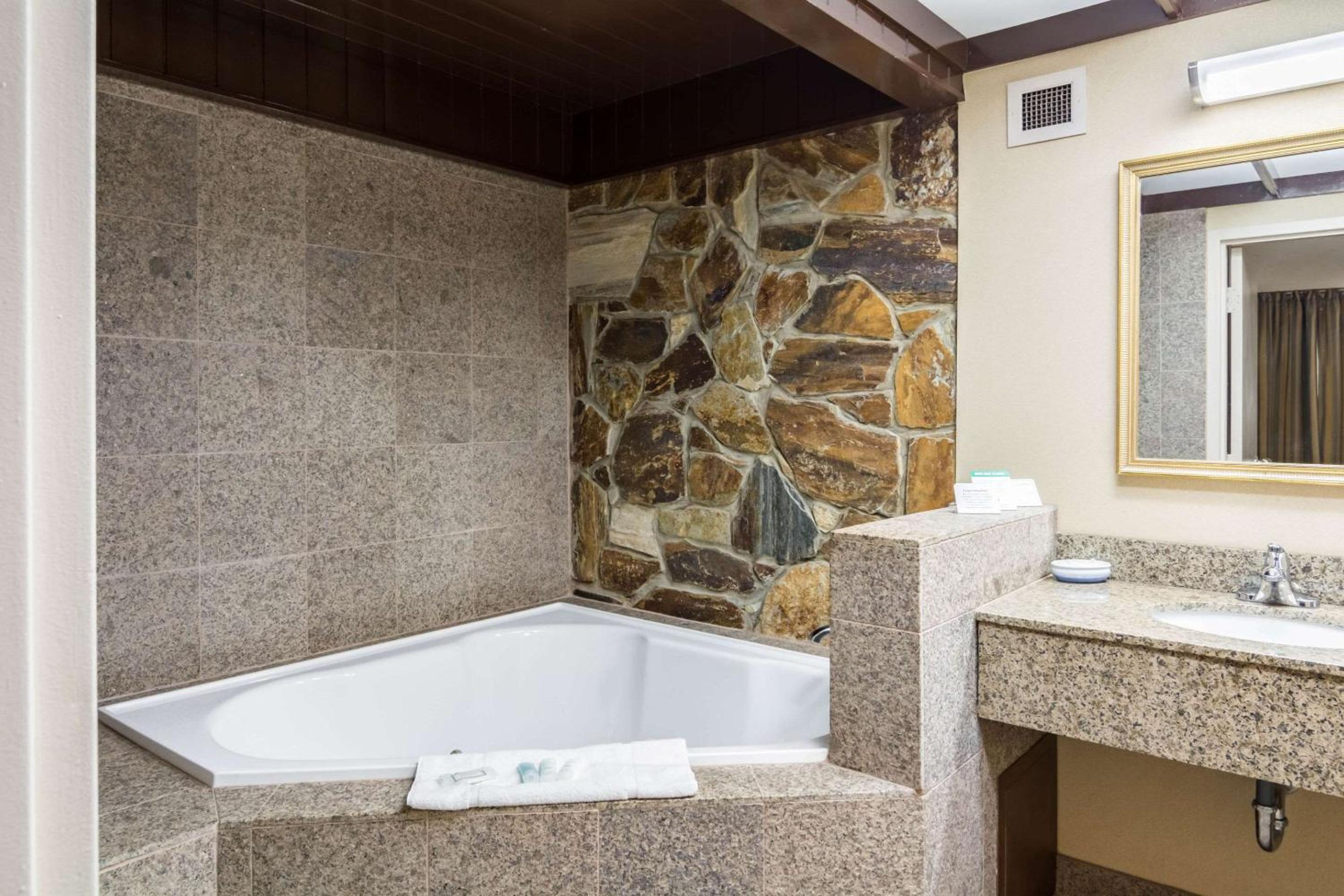 Hagerstown Vacations - Plaza Inn Suites - Property Image 25