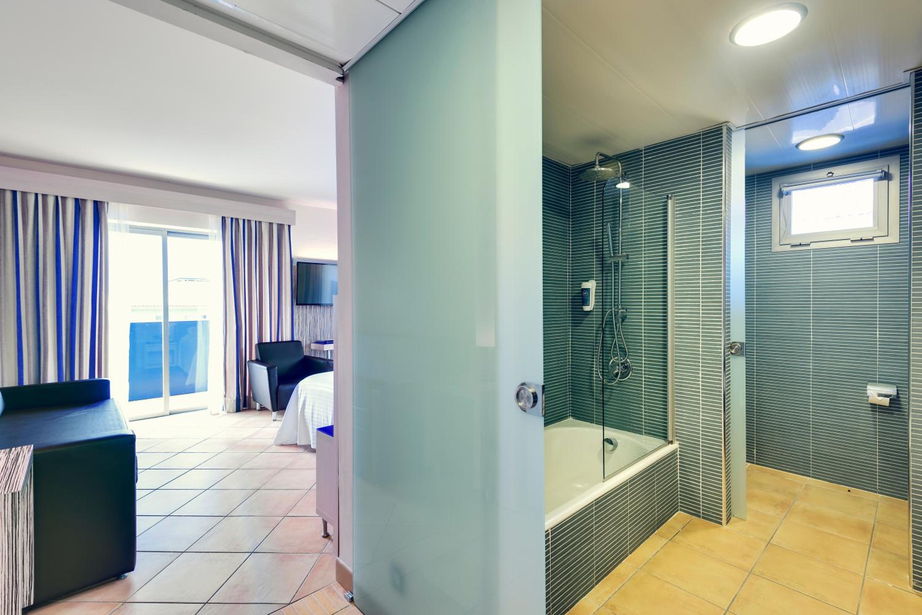 Seth Punta Prima en Punta Prima — bathroom