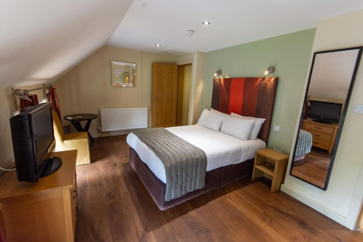 Bishops Stortford Vacations - Great Hallingbury Manor  Lodges - Property Image 11