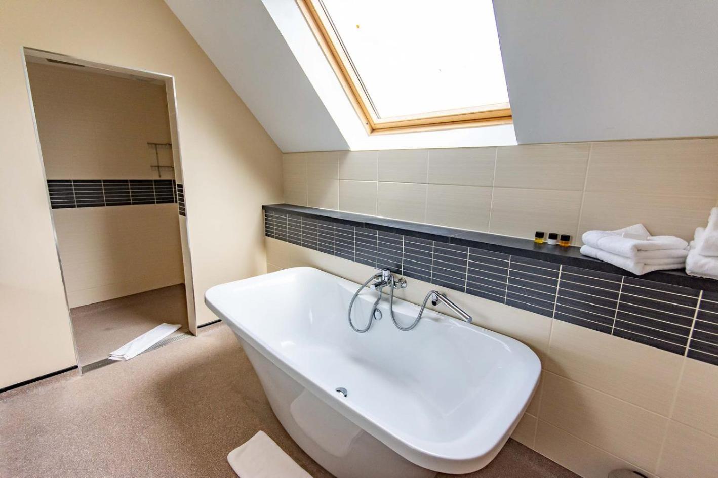 Bishops Stortford Vacations - Great Hallingbury Manor  Lodges - Property Image 8