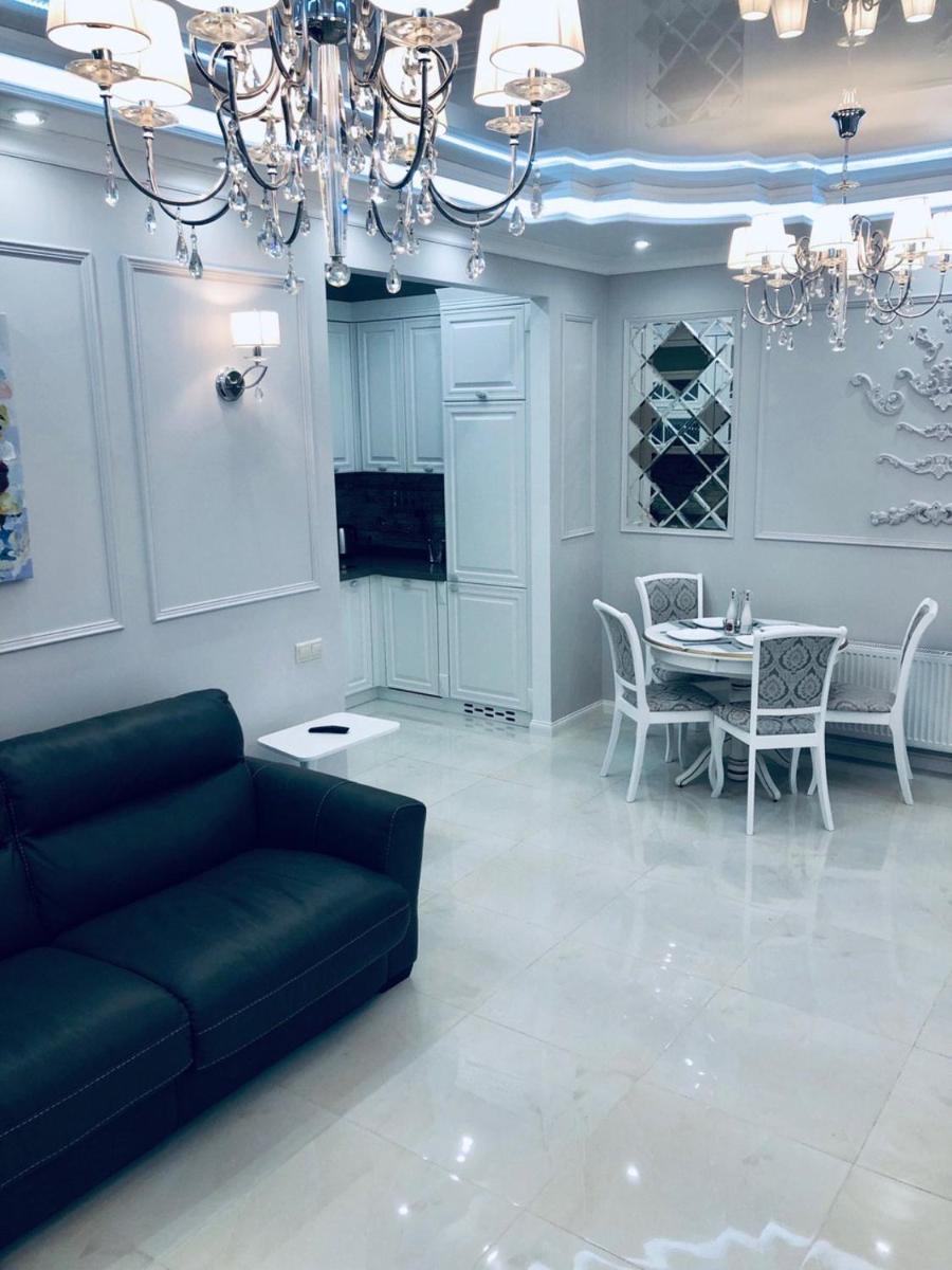 White Apartments in Arcadia view 3