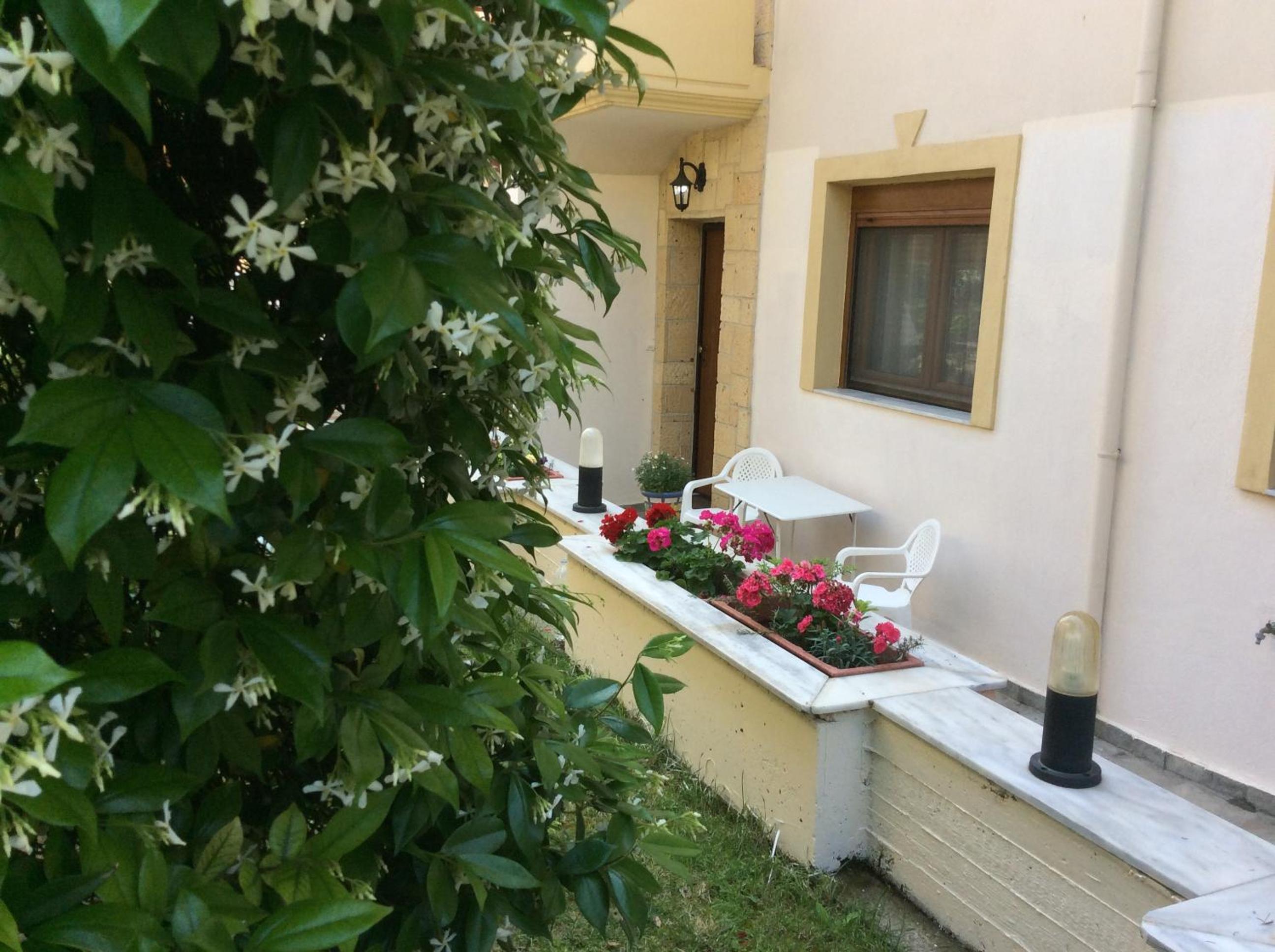Mary-Ann's Deluxe Apartment , 5km from PEREA view 5
