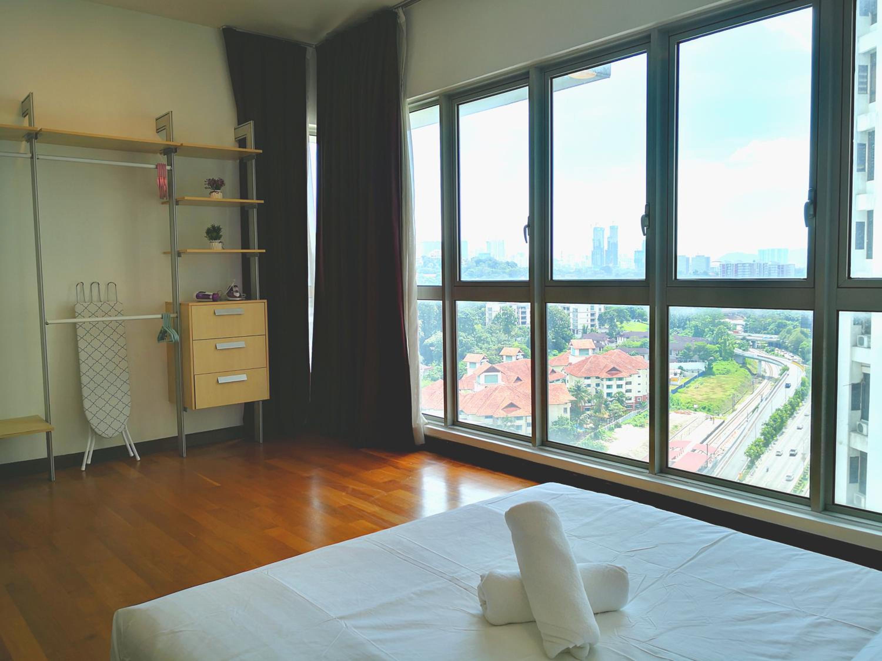 KLCC Inifinity Pool - The Regalia Residences & Suites by KL minsu