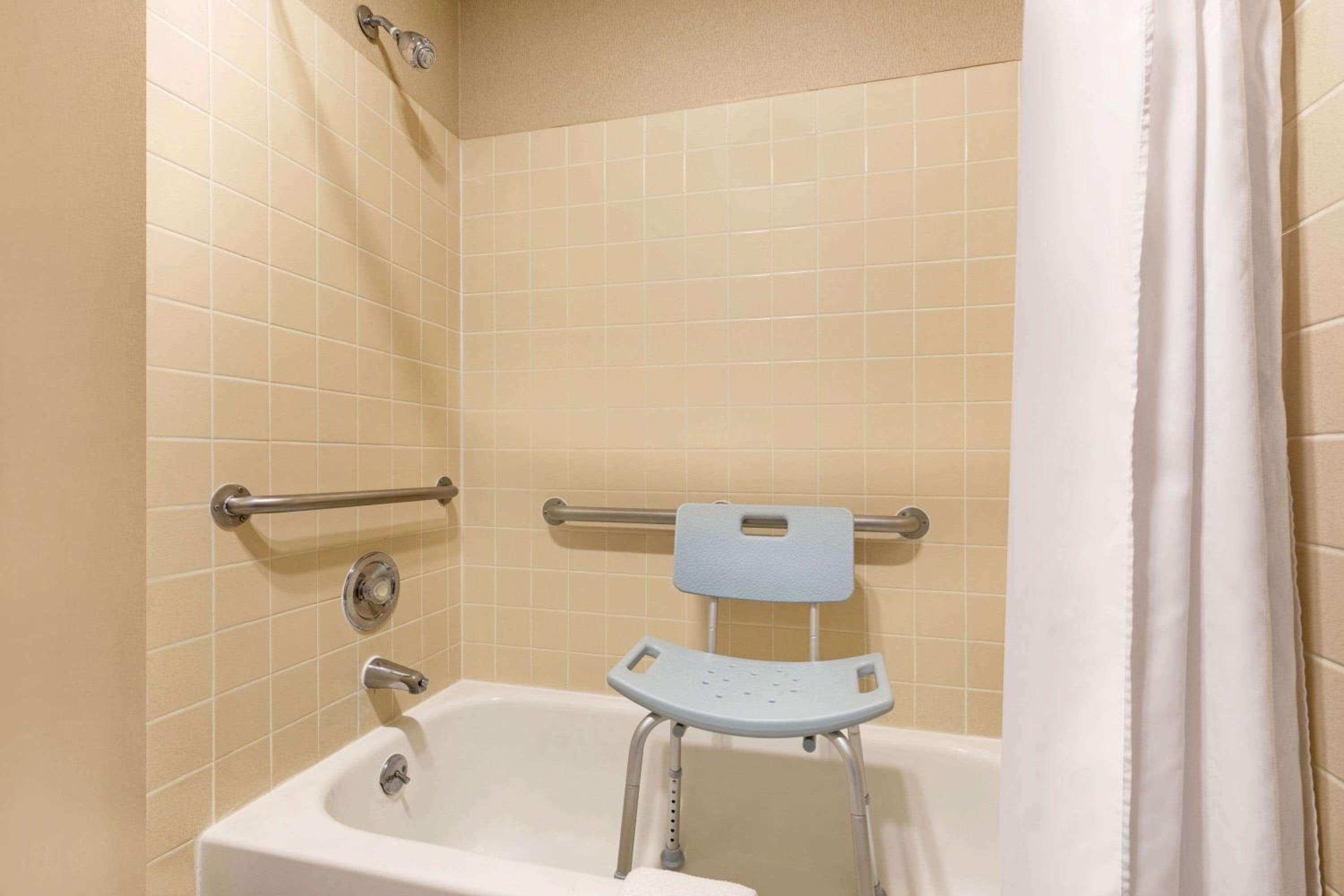 Days Inn by Wyndham Auburn view 3