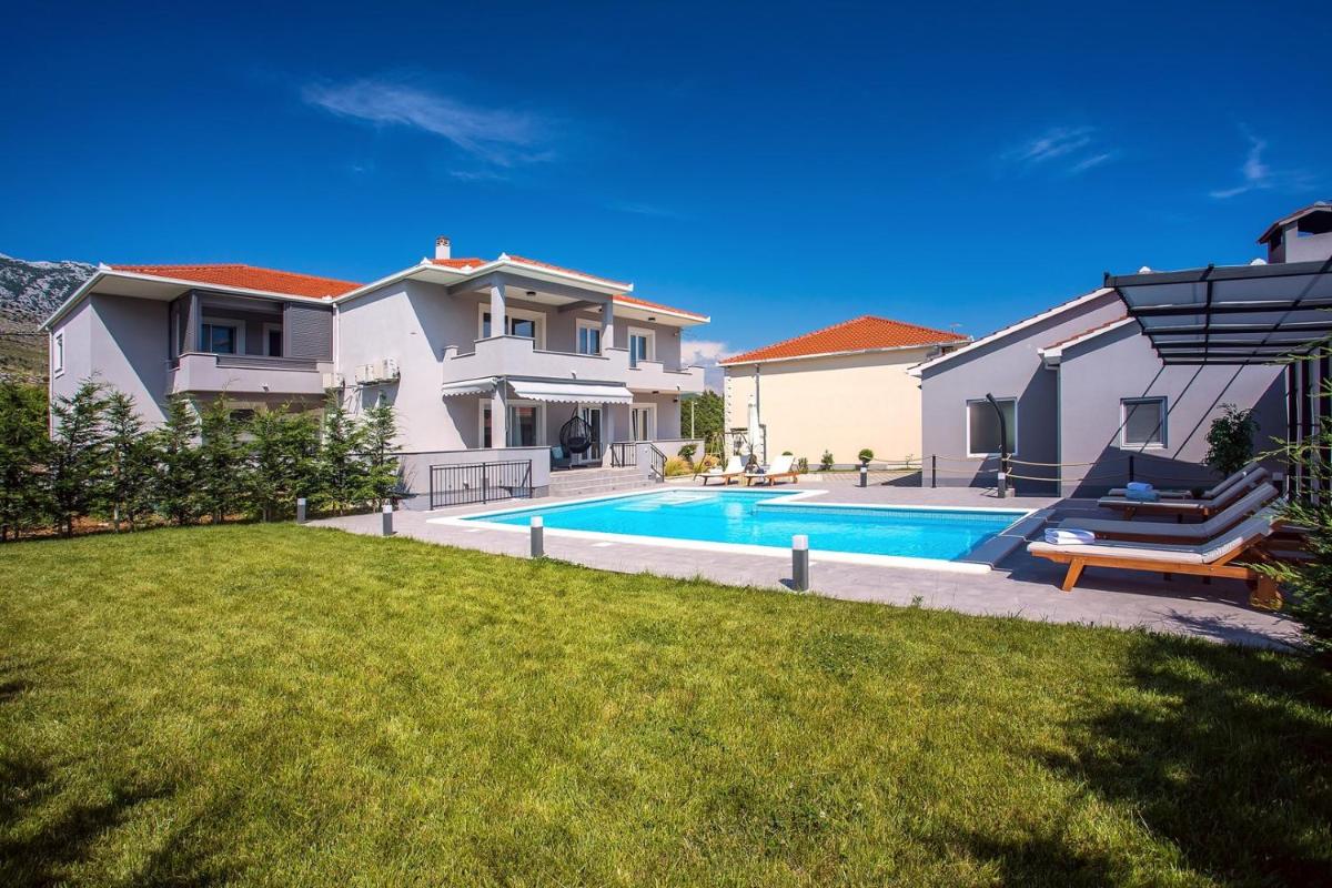 Apartment VILLA BEGO heated pool with jaccuzzi, summer kitchen, garden view 4