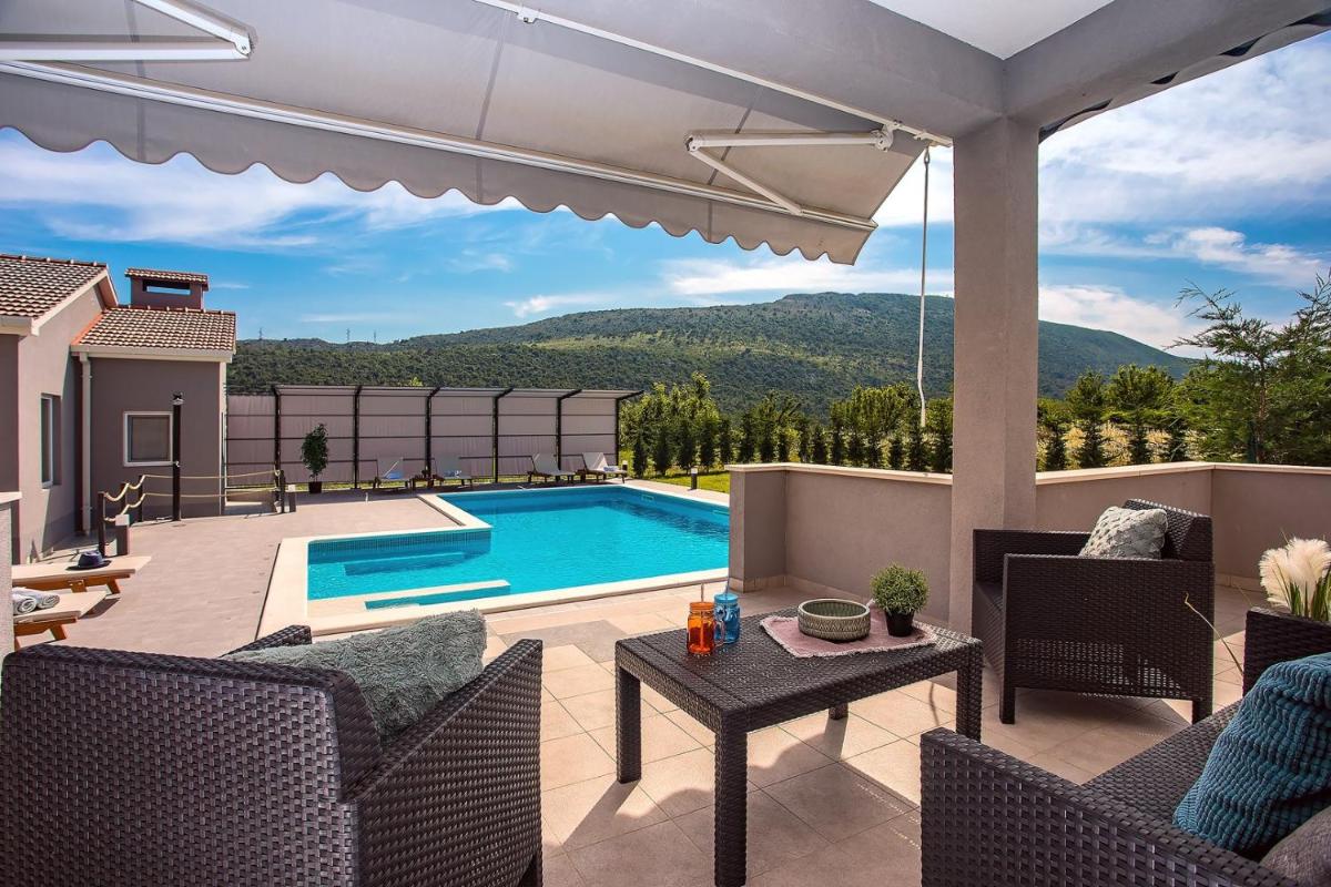 Apartment VILLA BEGO heated pool with jaccuzzi, summer kitchen, garden view 5
