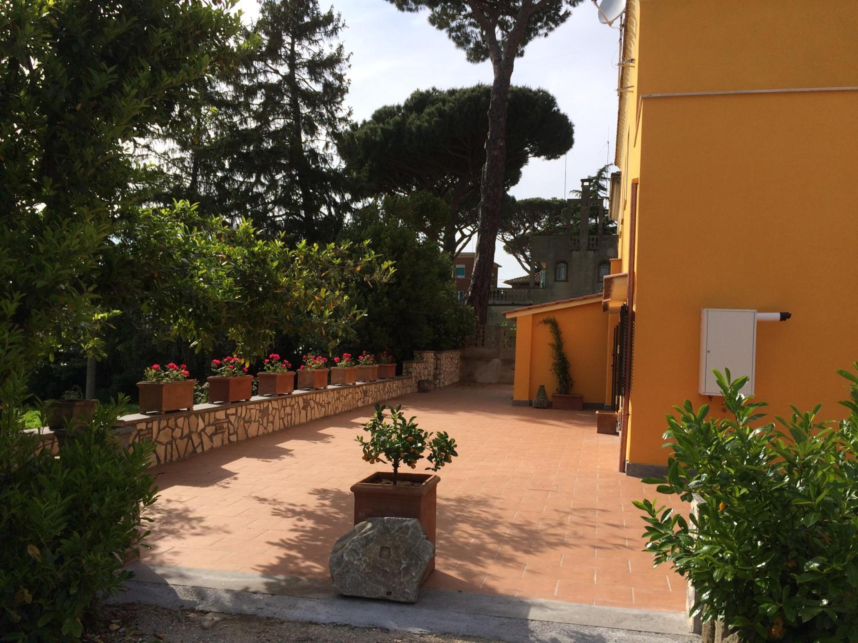 La Villetta Apartments view 4