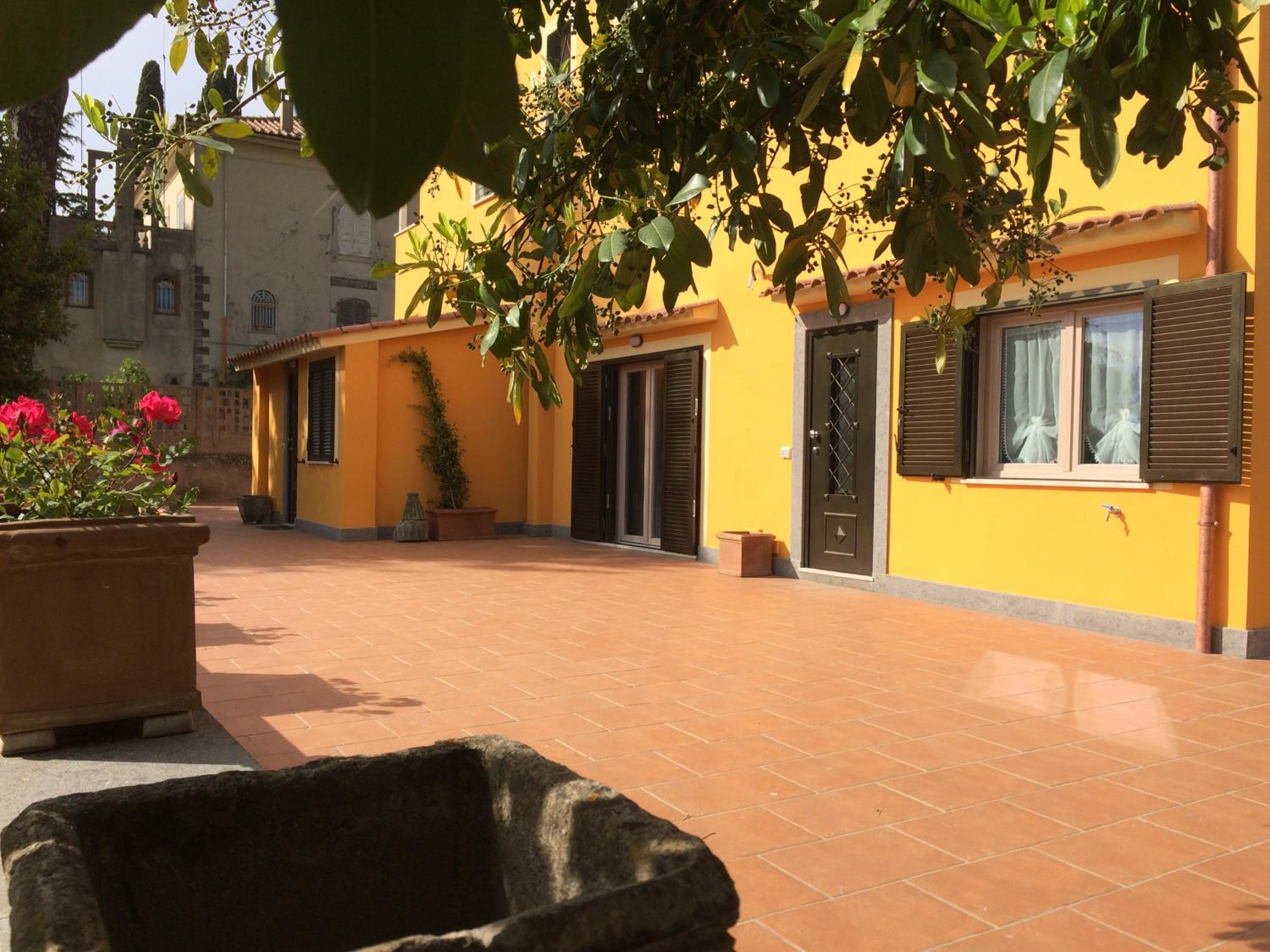 La Villetta Apartments view 5