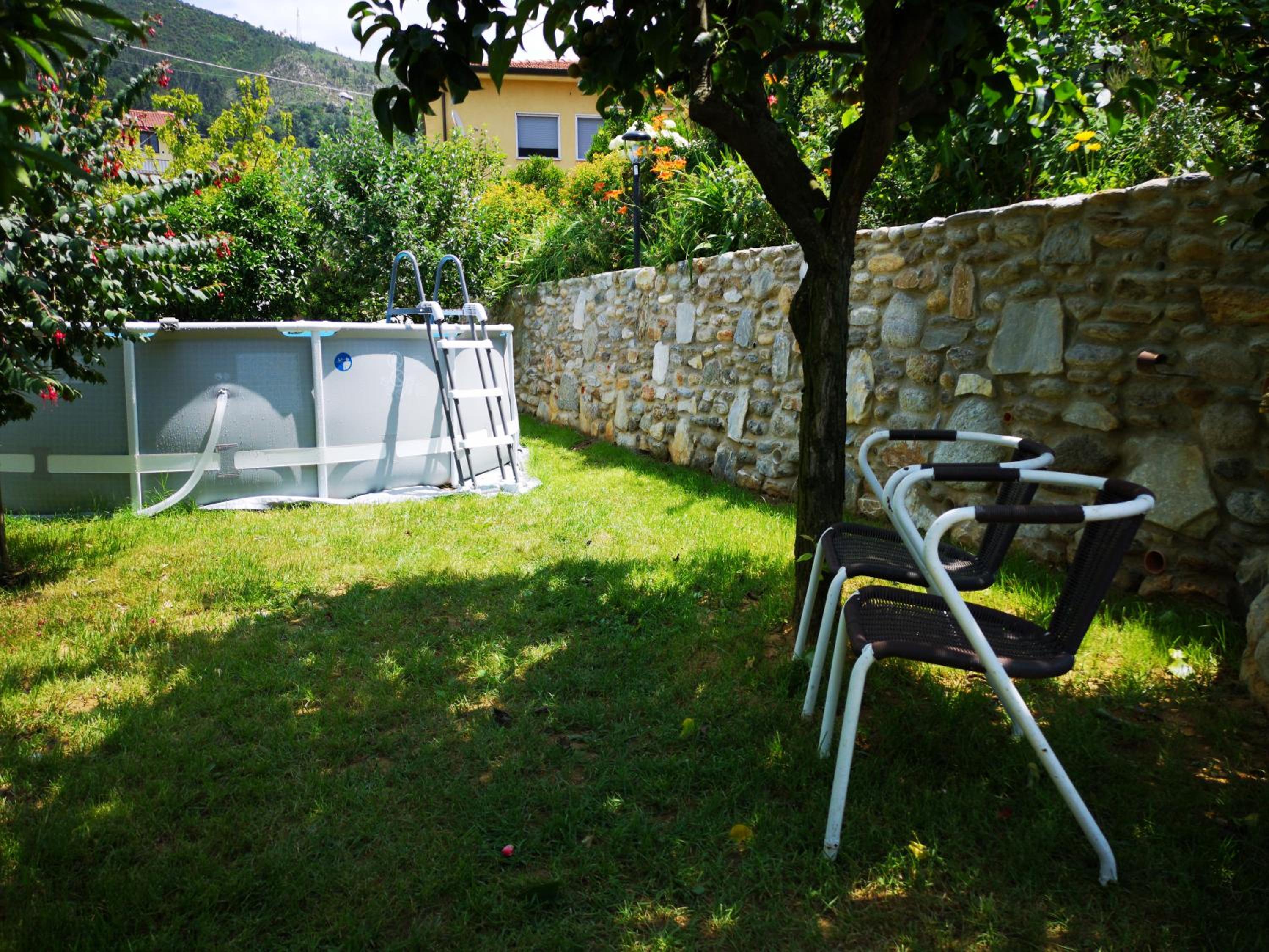 Parte di casa con giardino e piscina view 4