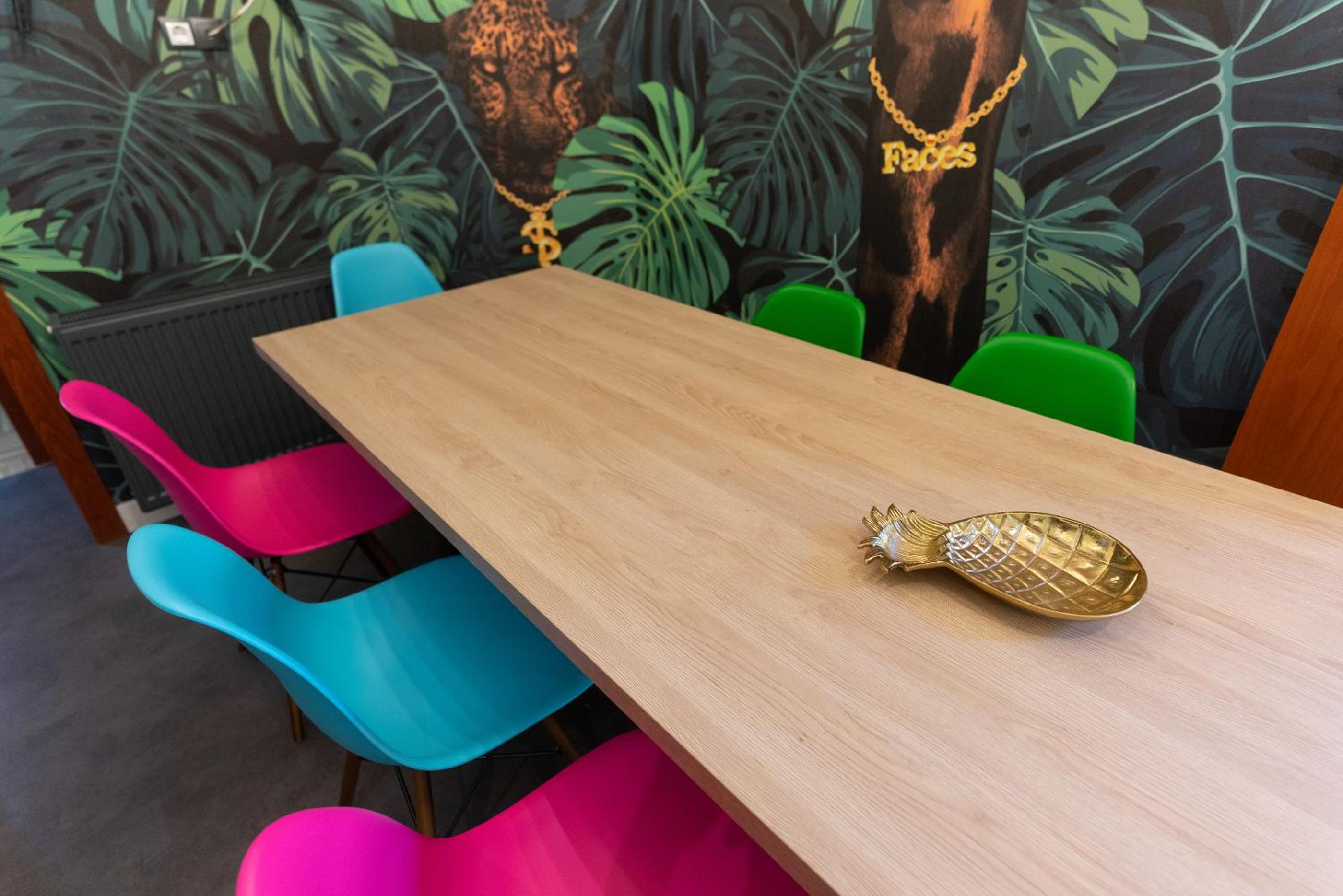 FACES of Jungle - Funky design in vibrant centre view 3