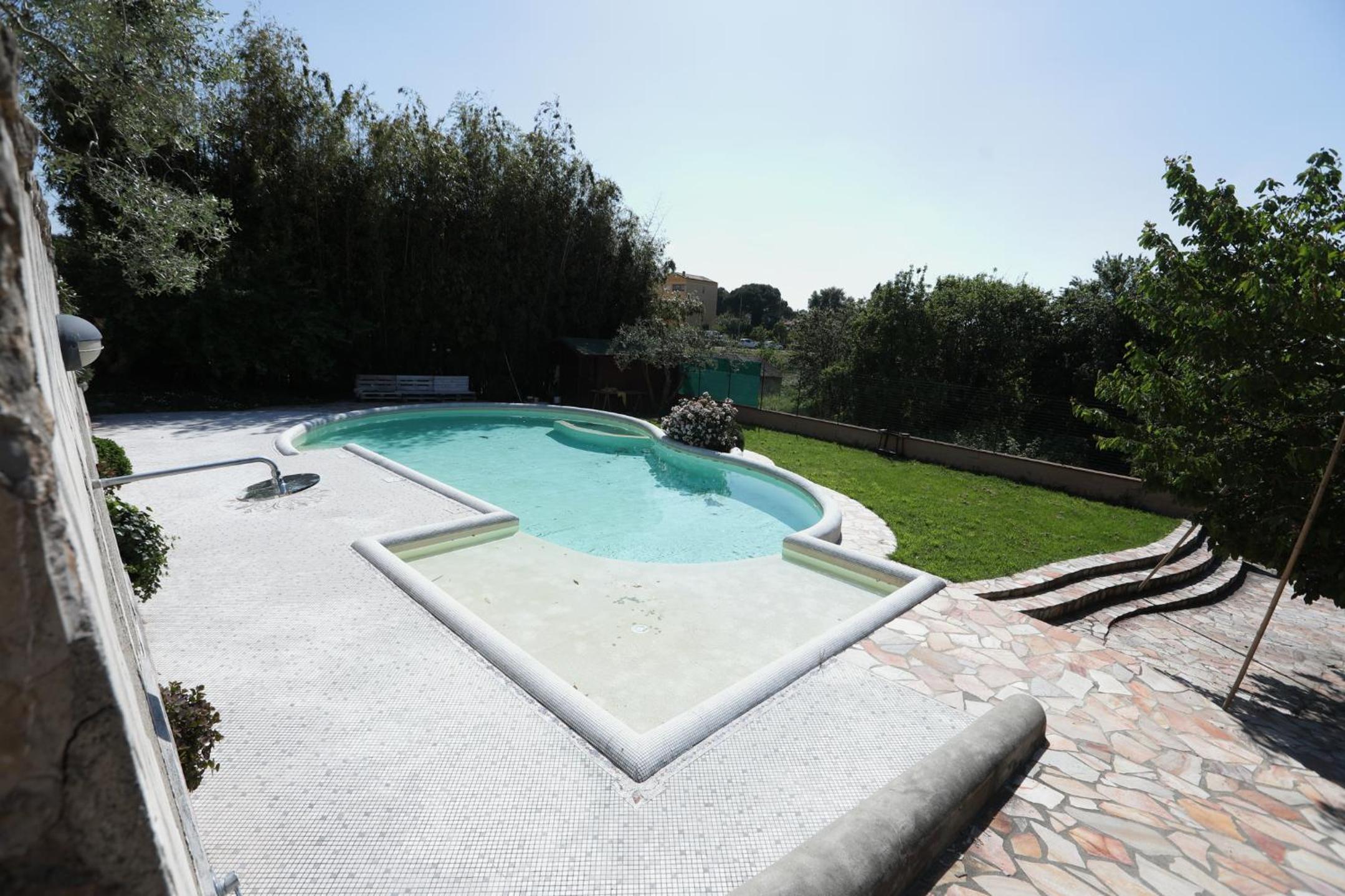 casa vacanza con piscina grande e idromassaggio jacuzzi