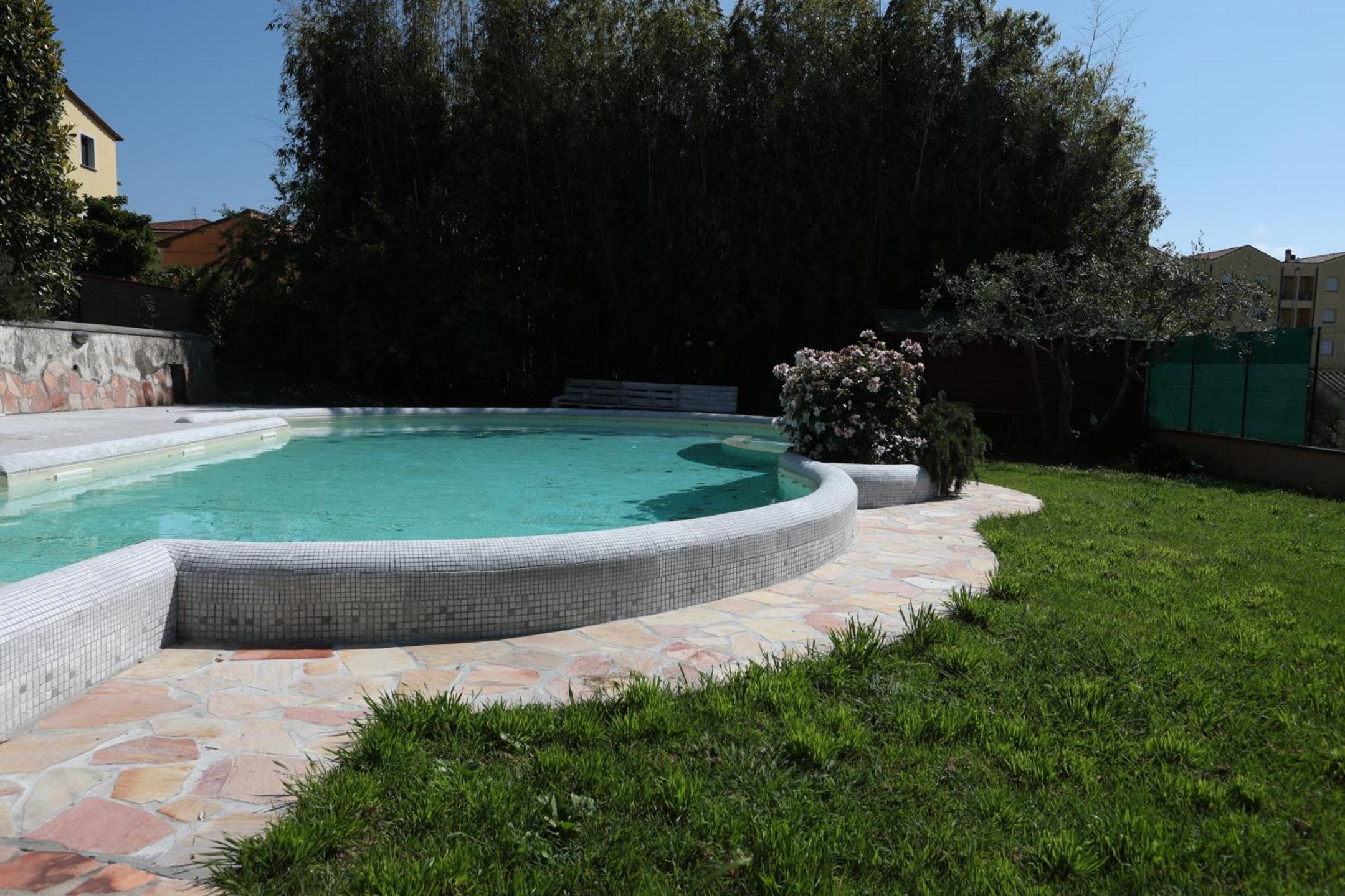 casa vacanza con piscina grande e idromassaggio jacuzzi