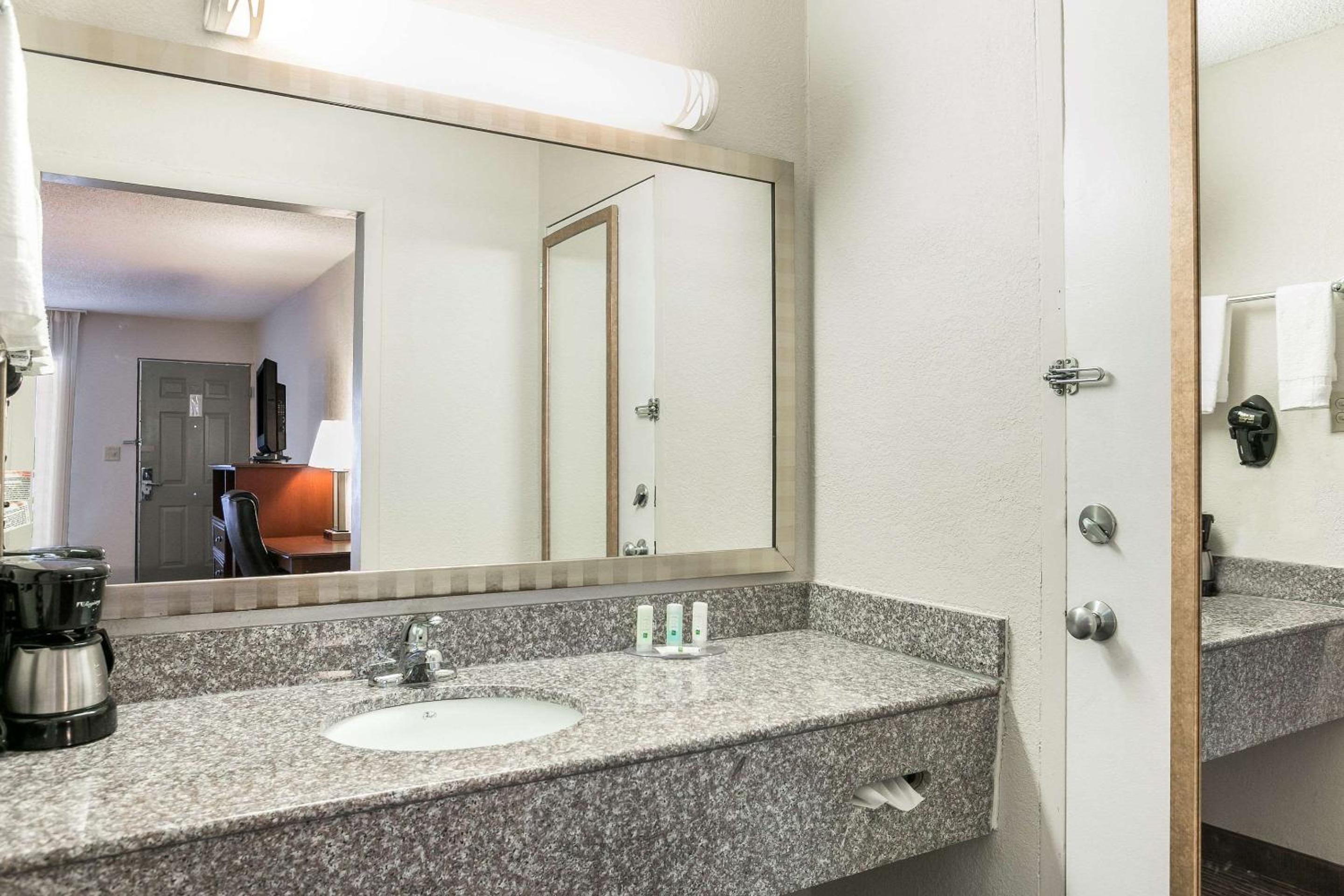 Eufaula Vacations - Quality Inn  Suites near Lake Eufaula - Property Image 4