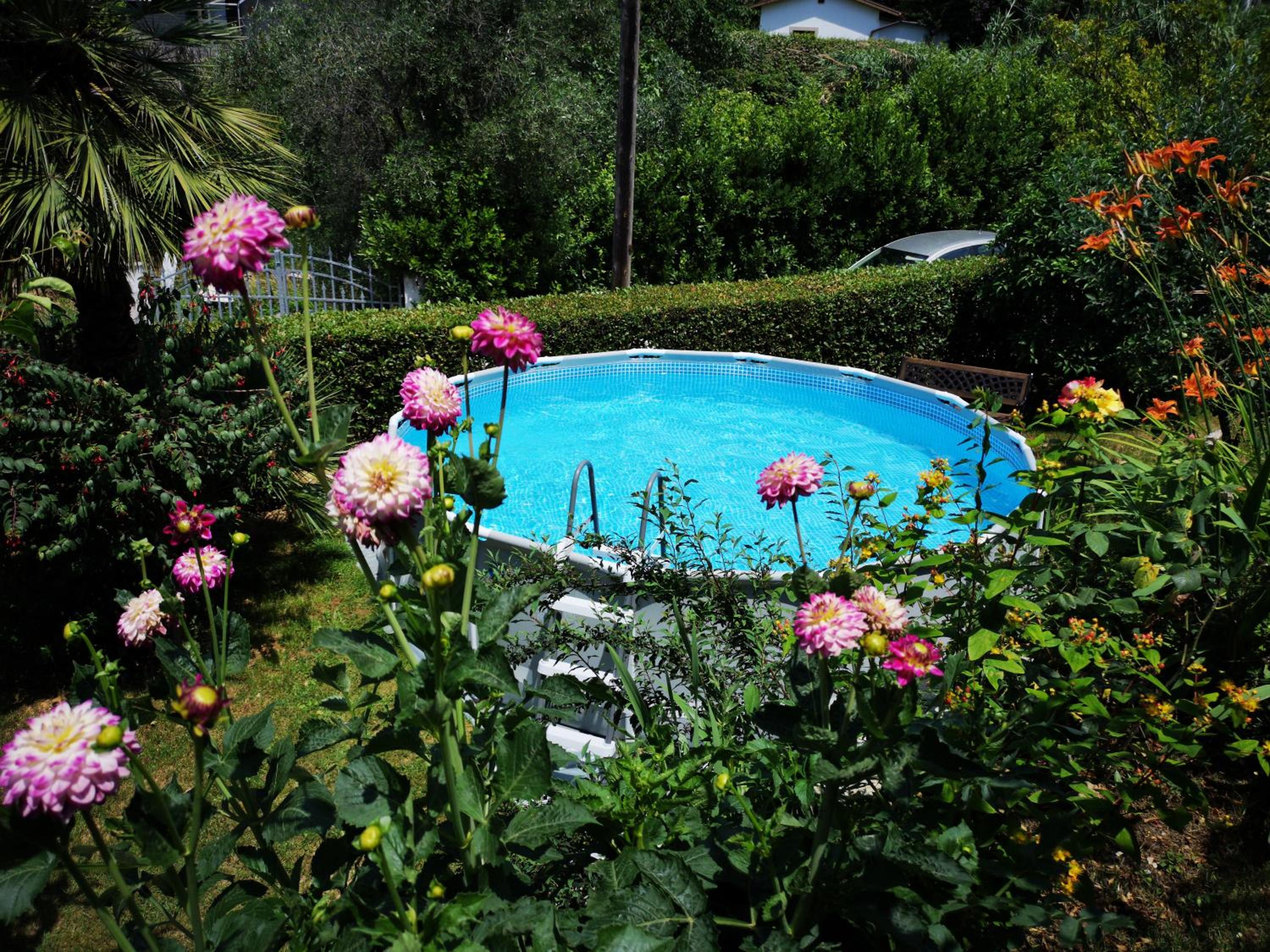 Parte di casa con giardino e piscina view 3