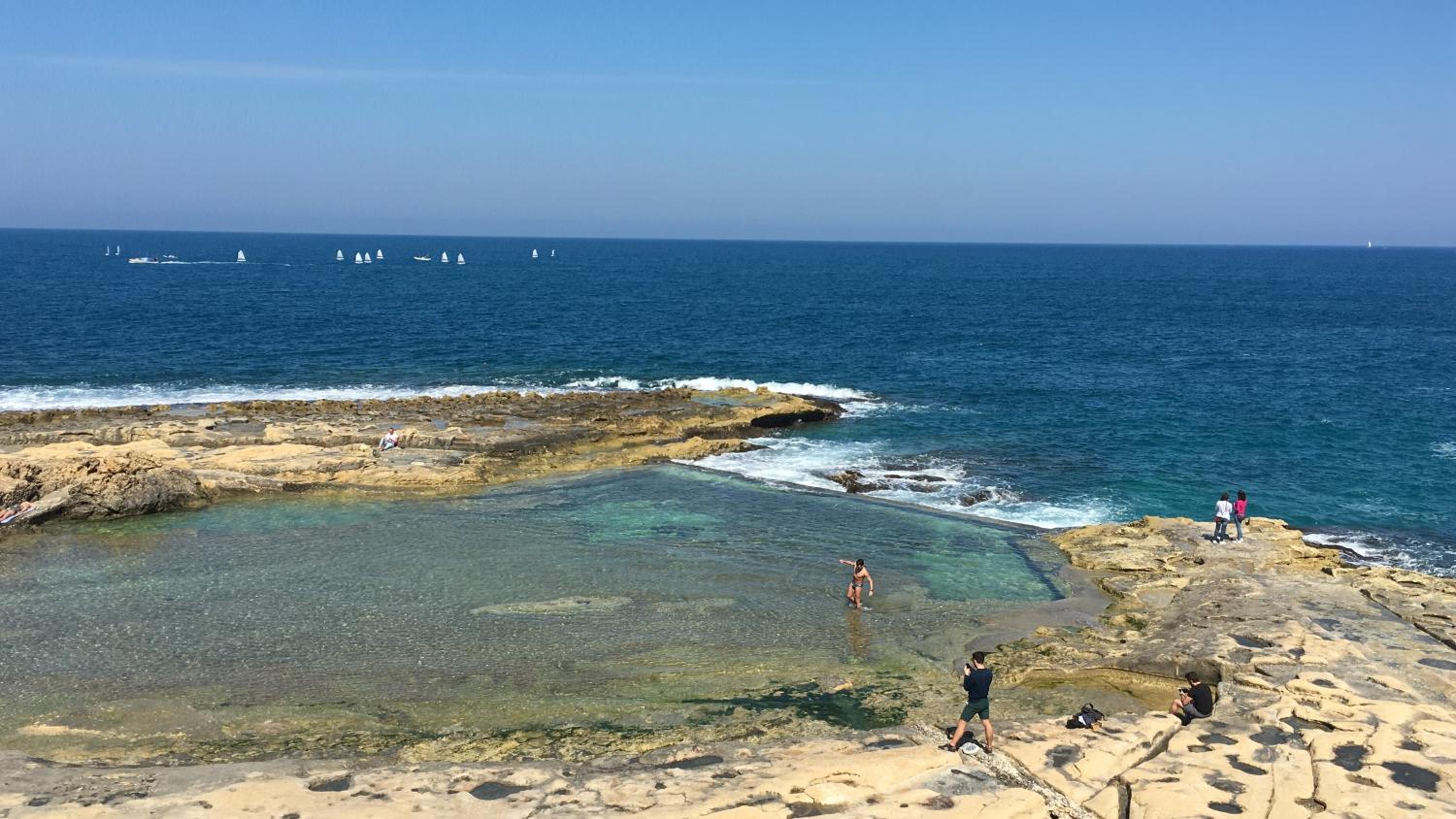 Spacious seaview Sliema Apt, steps from Valletta Ferry
