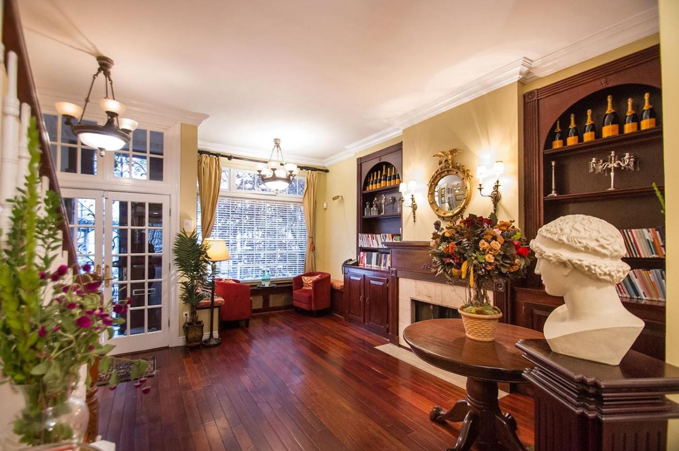 TOWNHOUSE 222