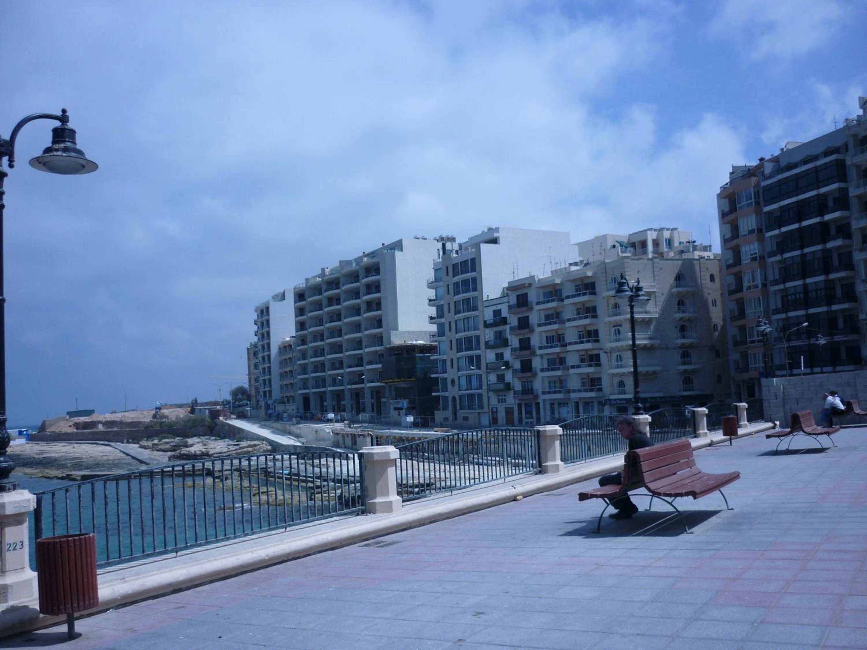 Spacious seaview Sliema Apt, steps from Valletta Ferry