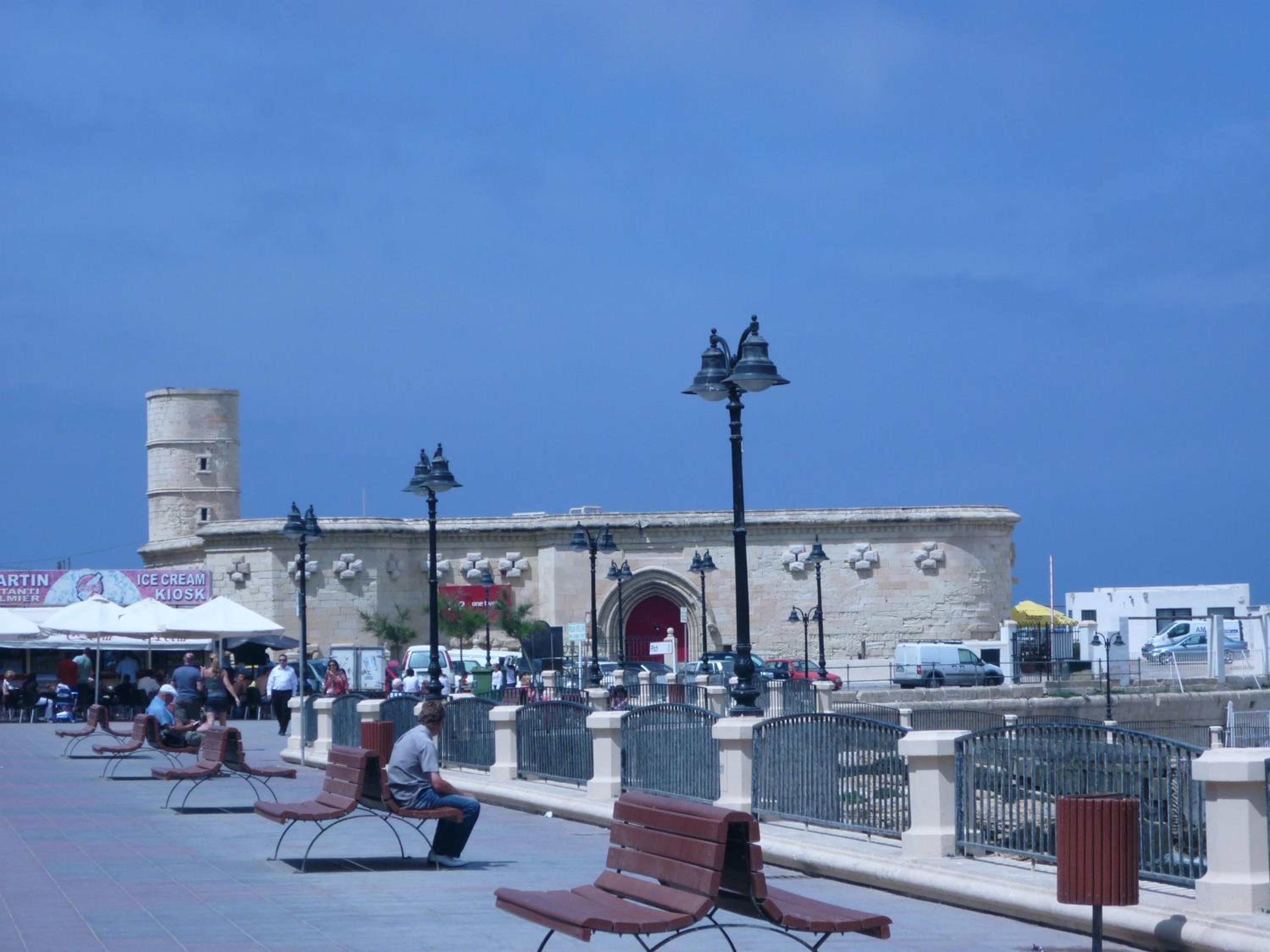 Spacious seaview Sliema Apt, steps from Valletta Ferry