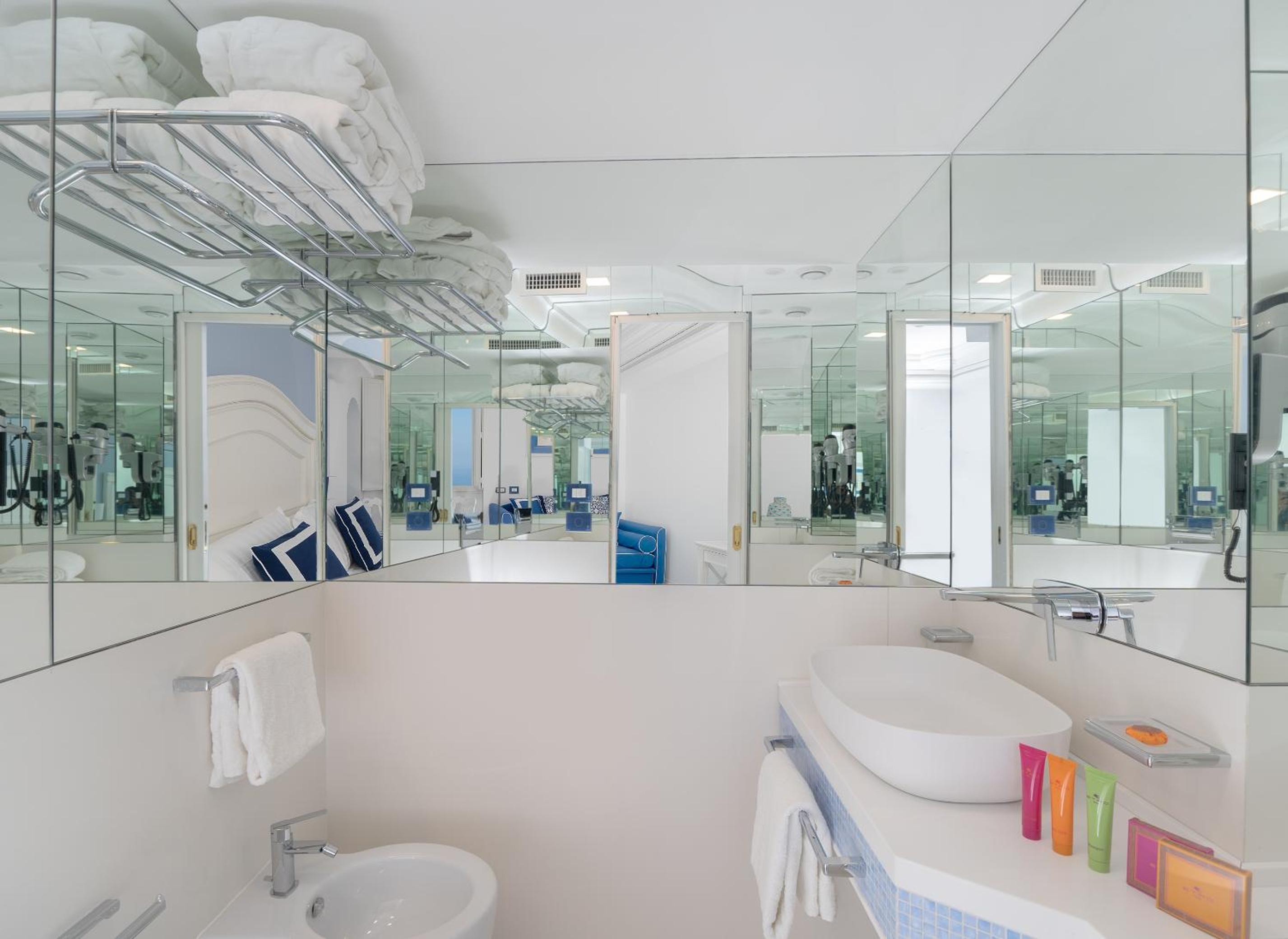 Piazzetta Diefenbach en Capri — bathroom