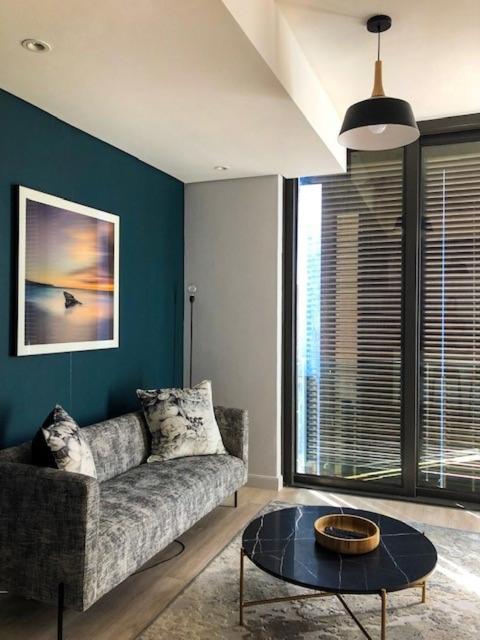CENTRAL CAPE TOWN, STUNNING DESIGNER APARTMENT